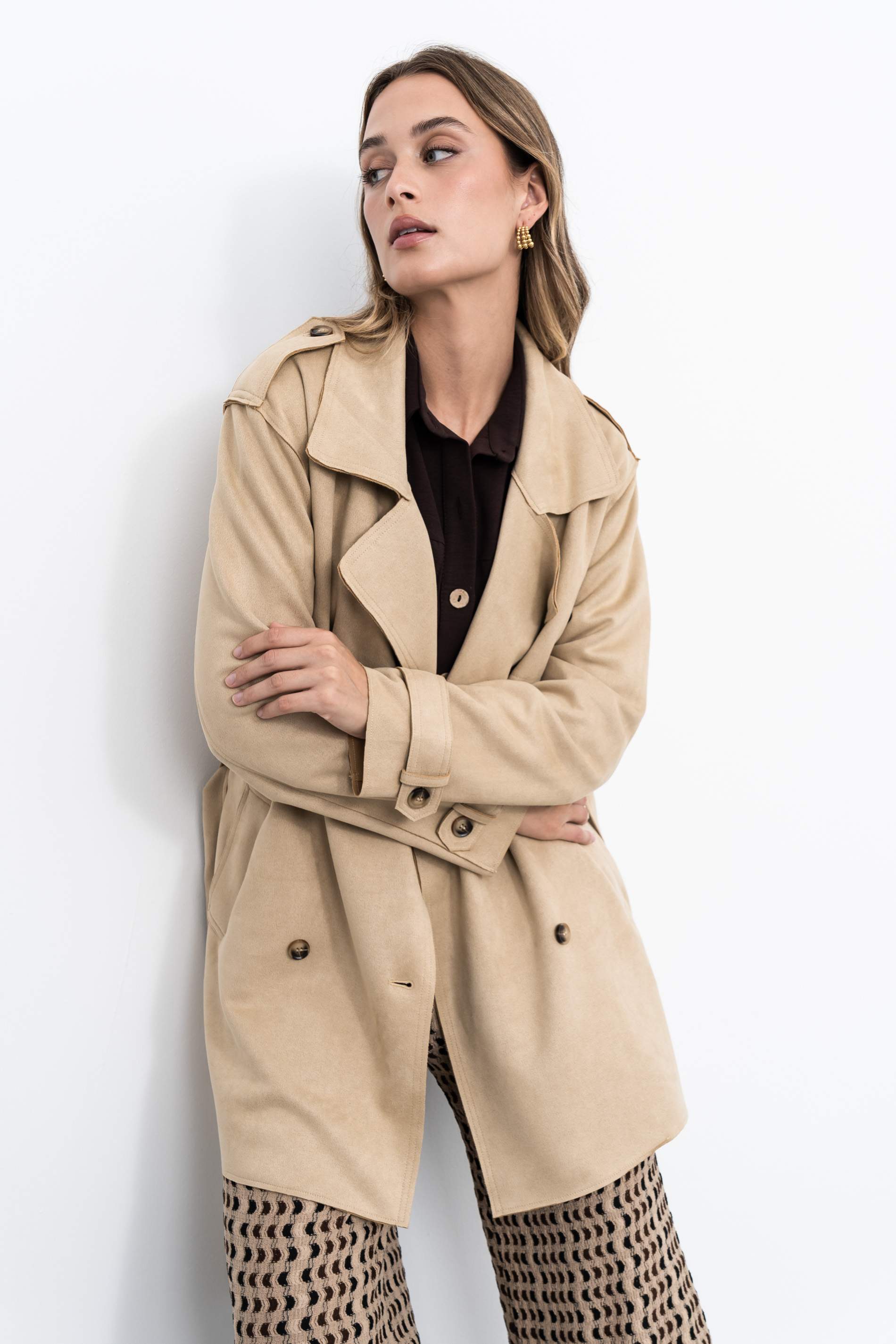 GABARDINA CORTA EFECTO ANTE BEIGE