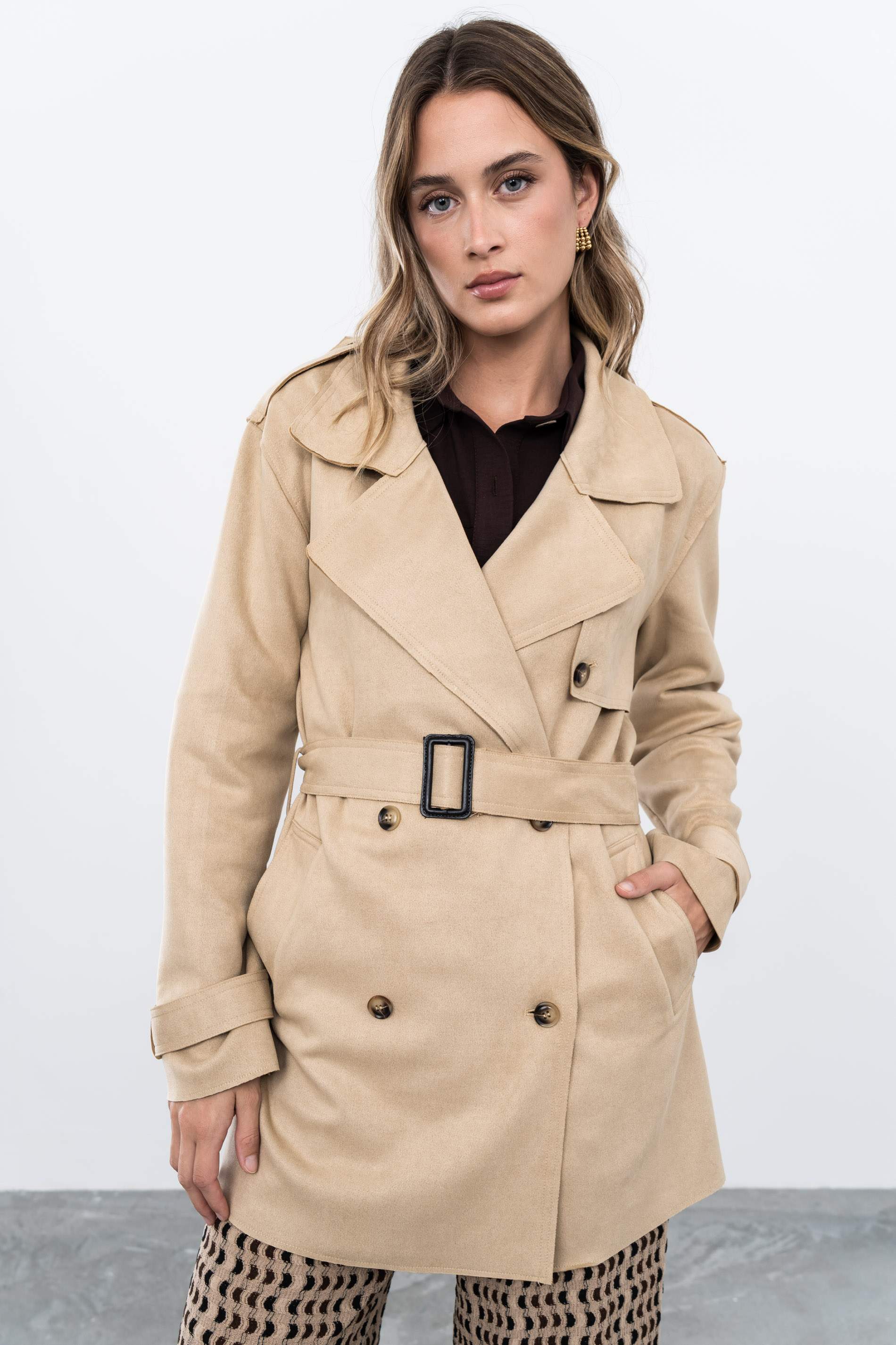 GABARDINA CORTA EFECTO ANTE BEIGE