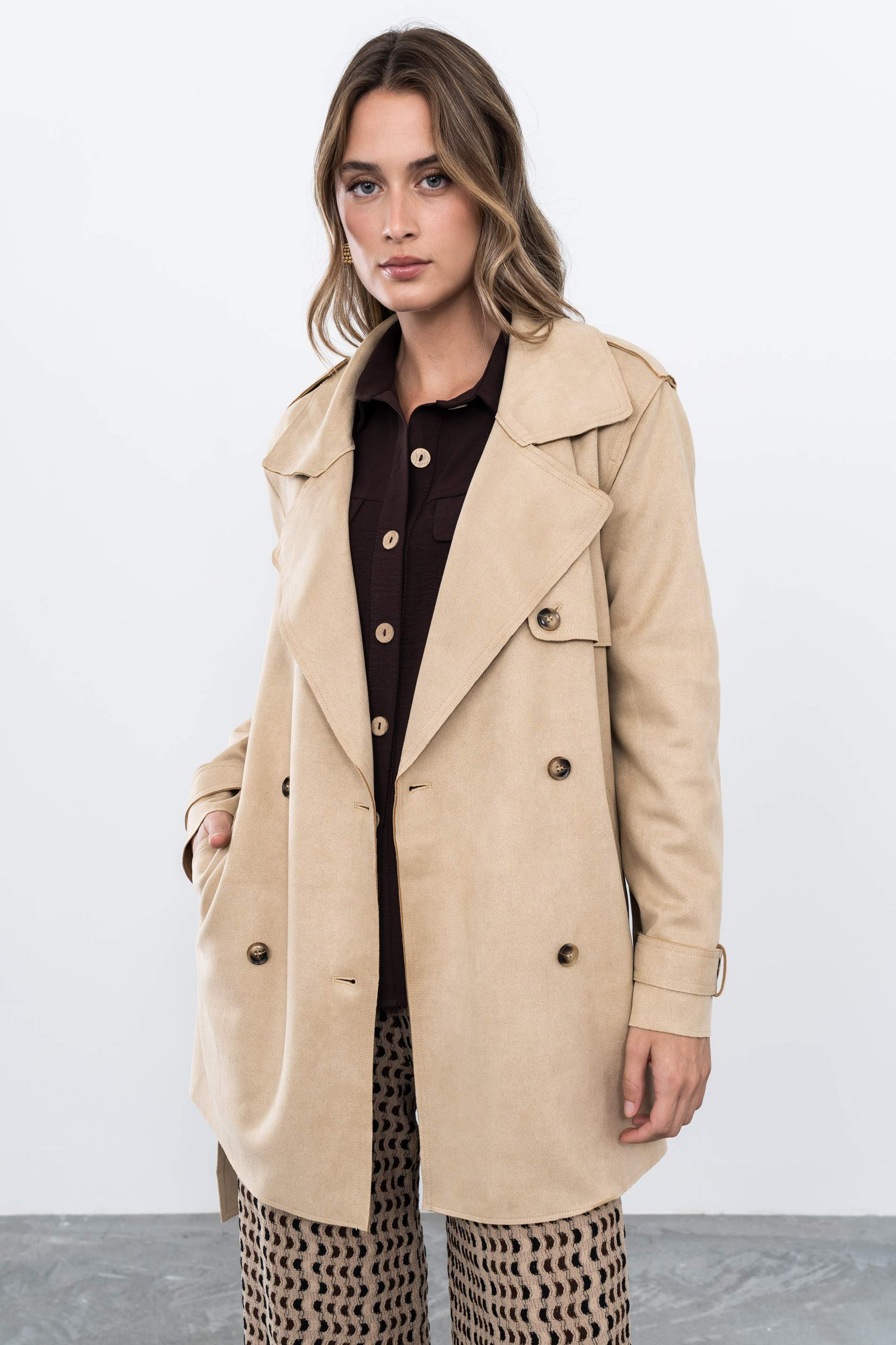 GABARDINA CORTA EFECTO ANTE BEIGE