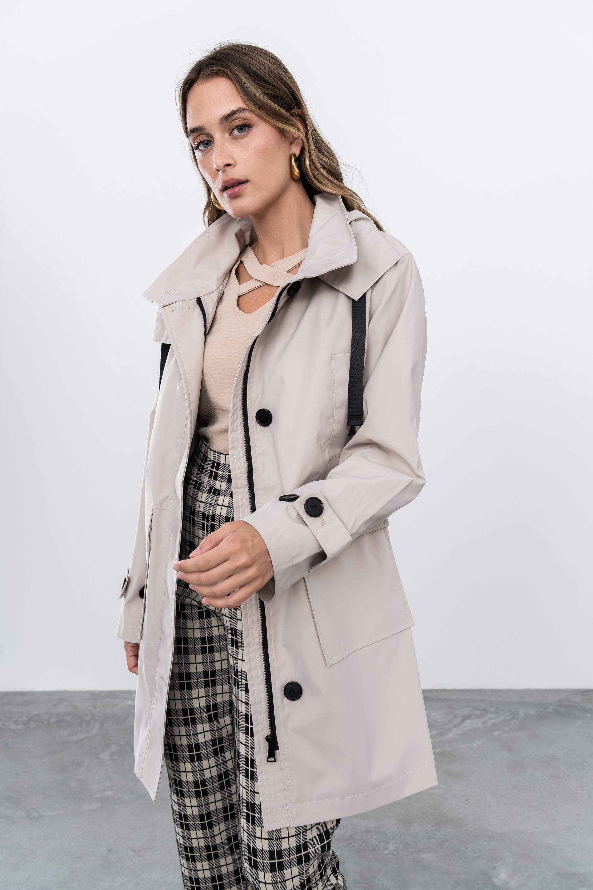 PARKA LIGERA BOLSILLOS BEIGE