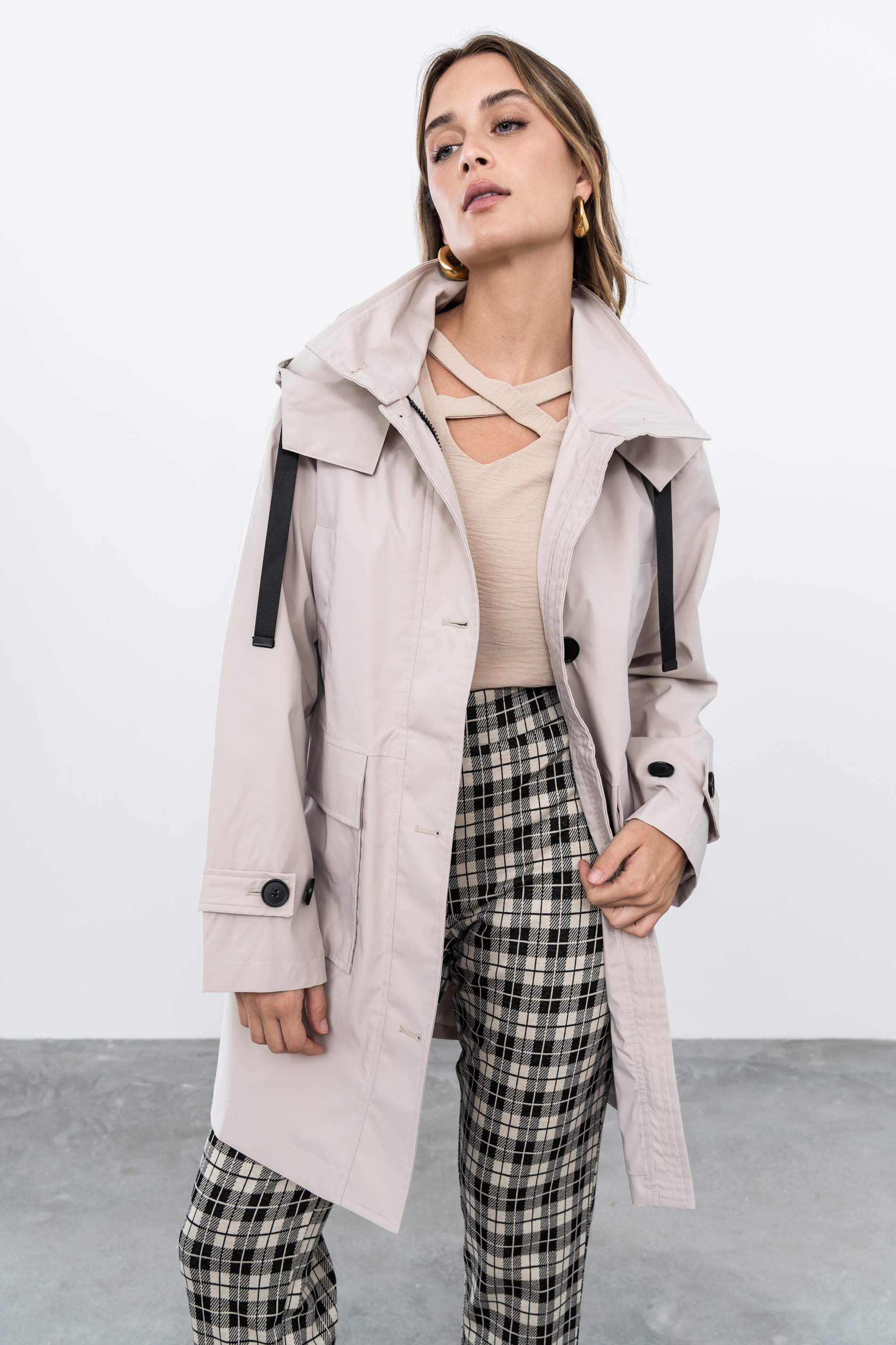 PARKA LIGERA BOLSILLOS BEIGE