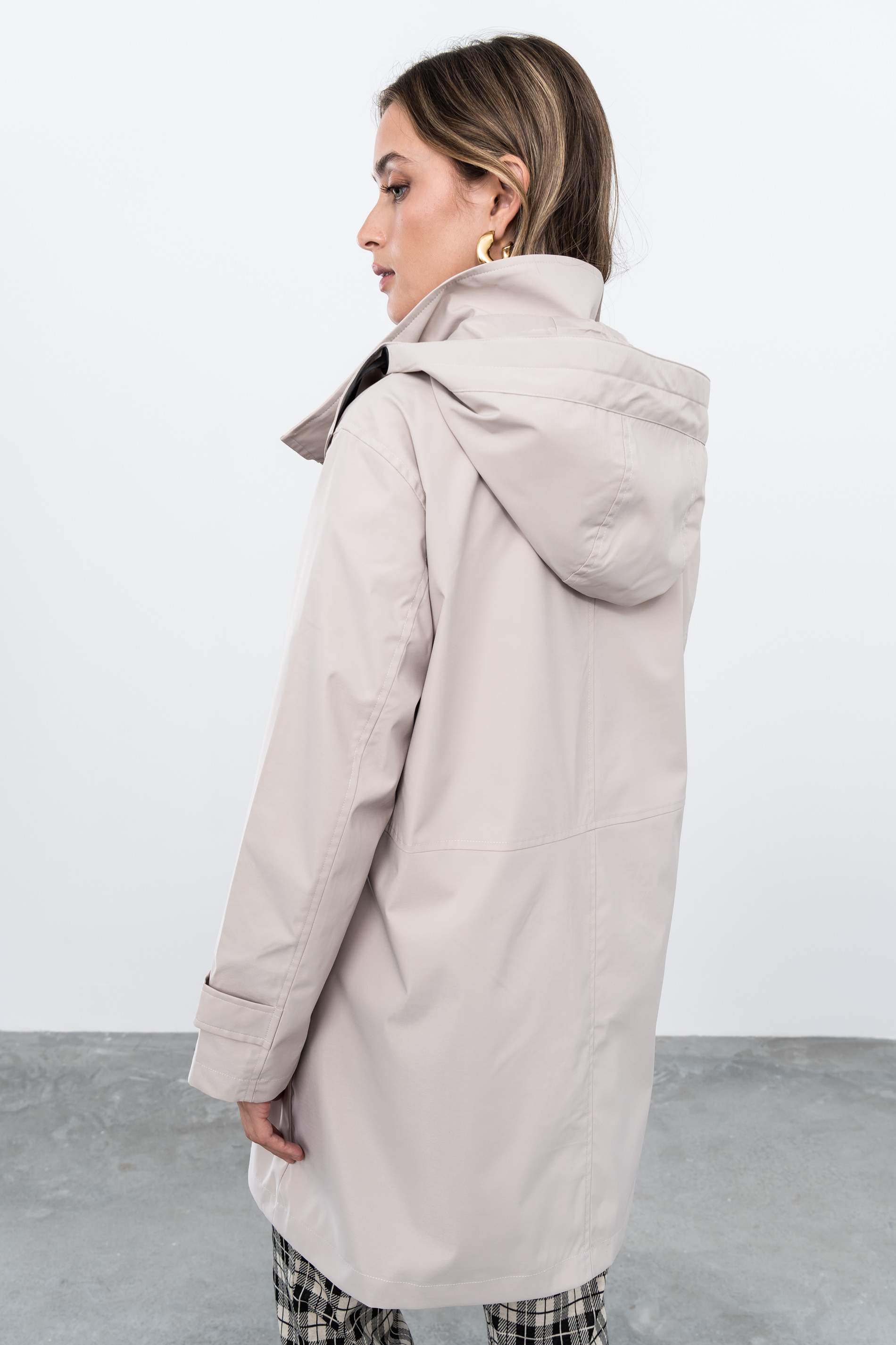 PARKA LIGERA BOLSILLOS BEIGE