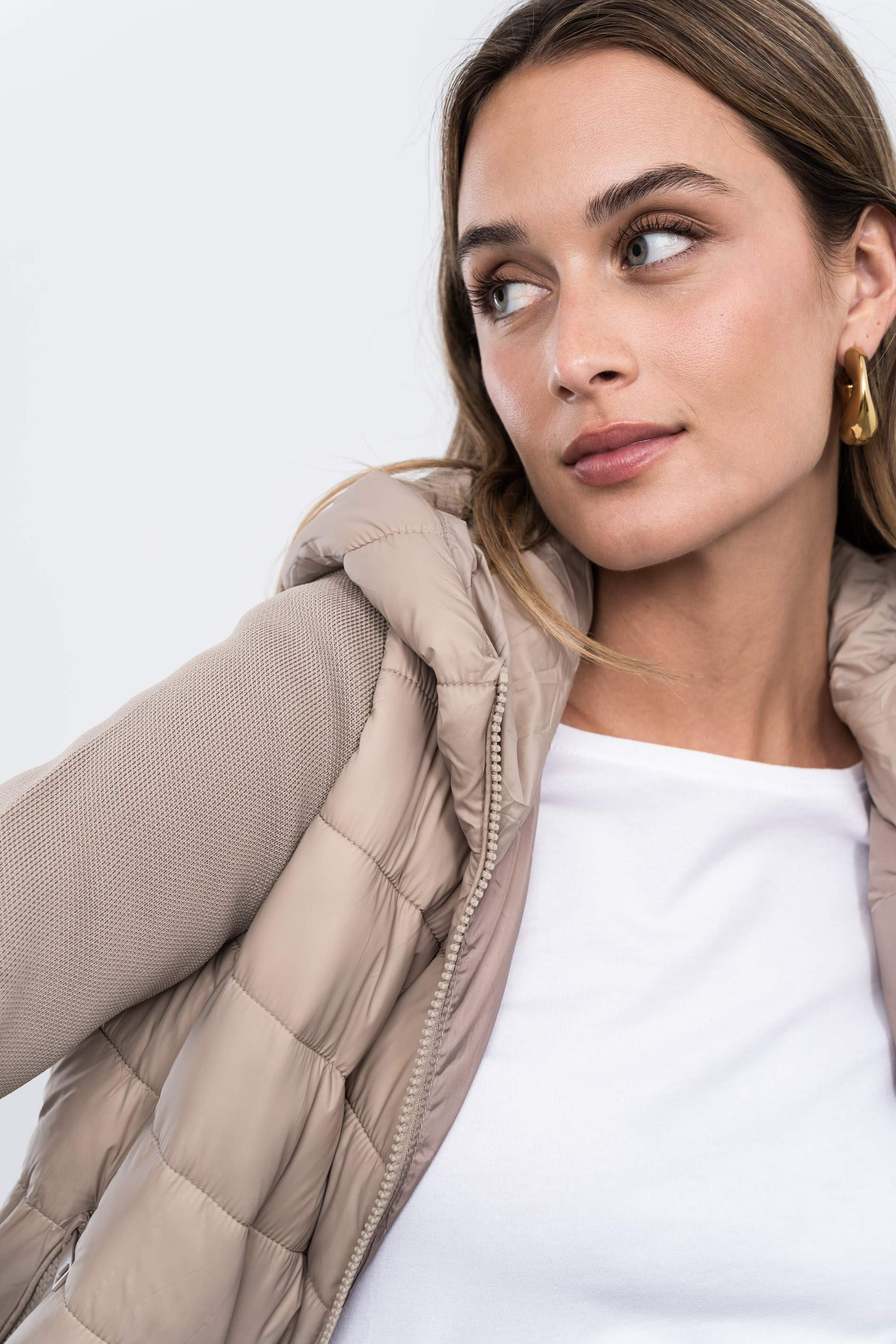 CHAQUETA ACOLCHADA PUNTO BEIGE