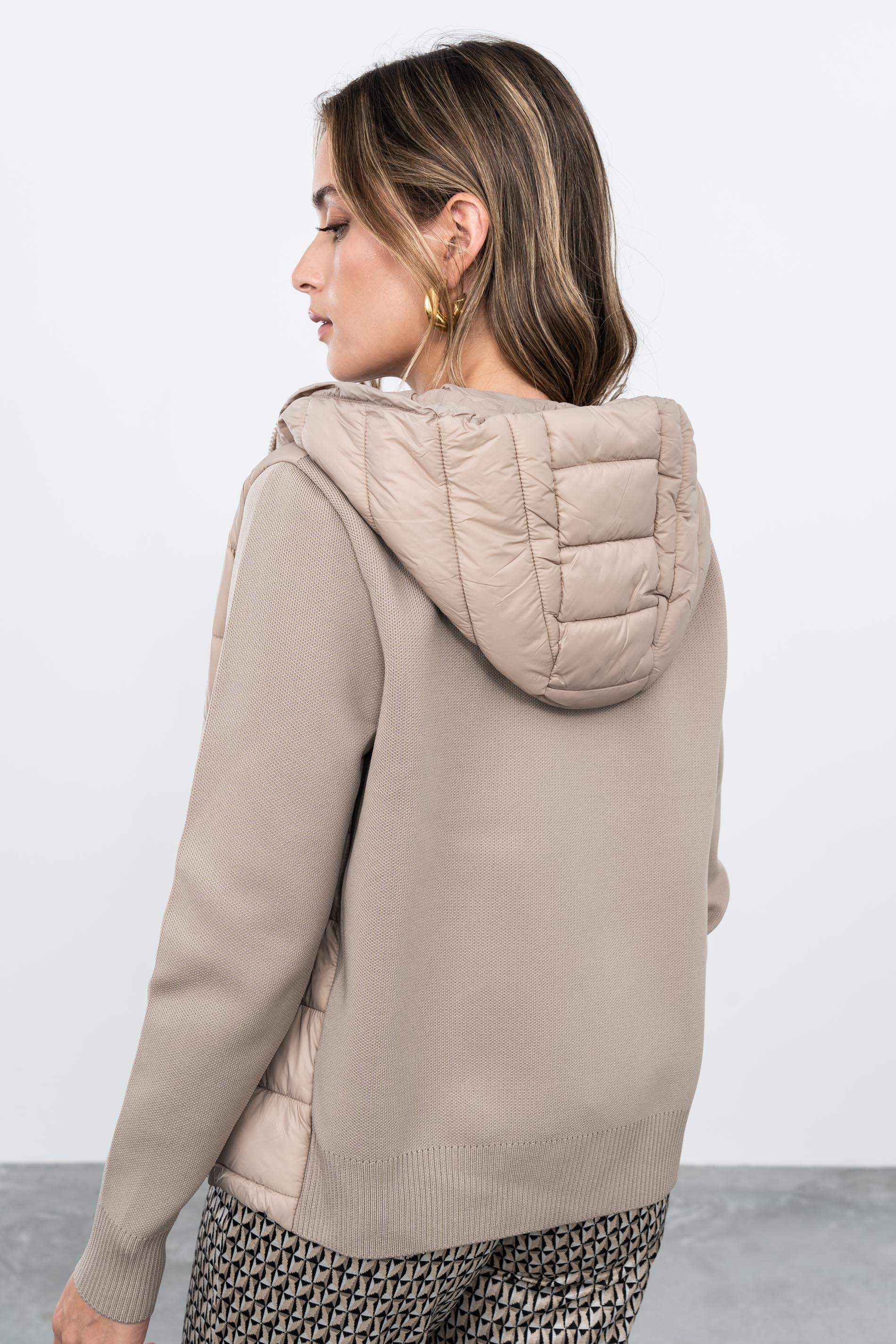 CHAQUETA ACOLCHADA PUNTO BEIGE
