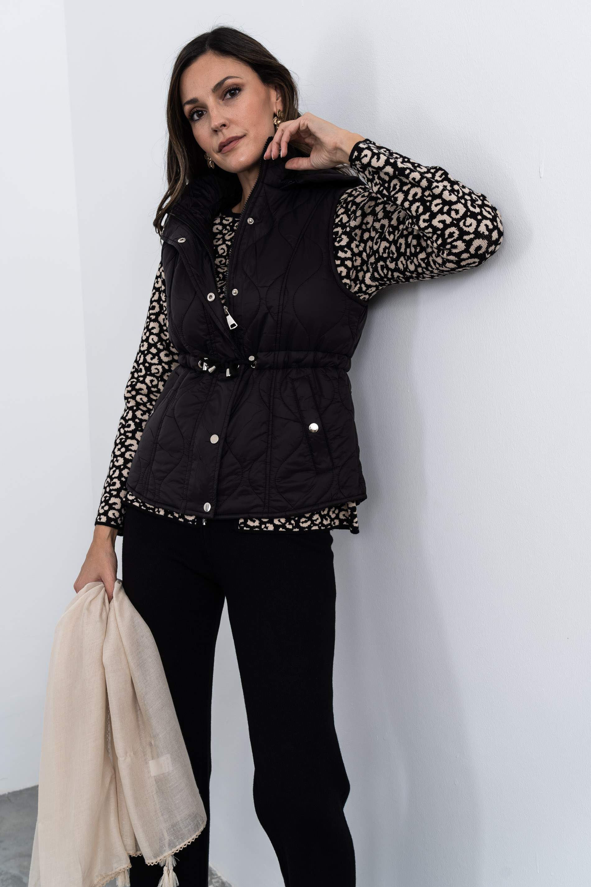 CHALECO PESPUNTES AJUSTABLE NEGRO