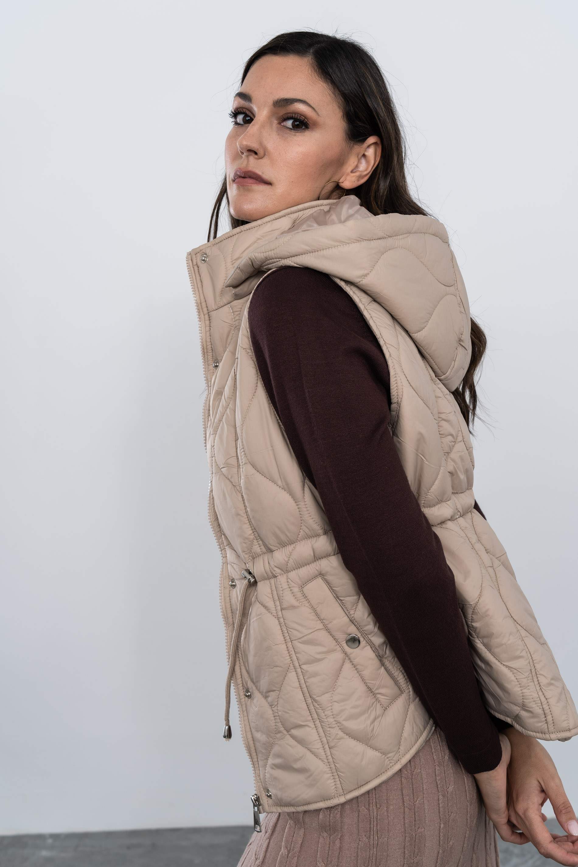 CHALECO PESPUNTES AJUSTABLE BEIGE