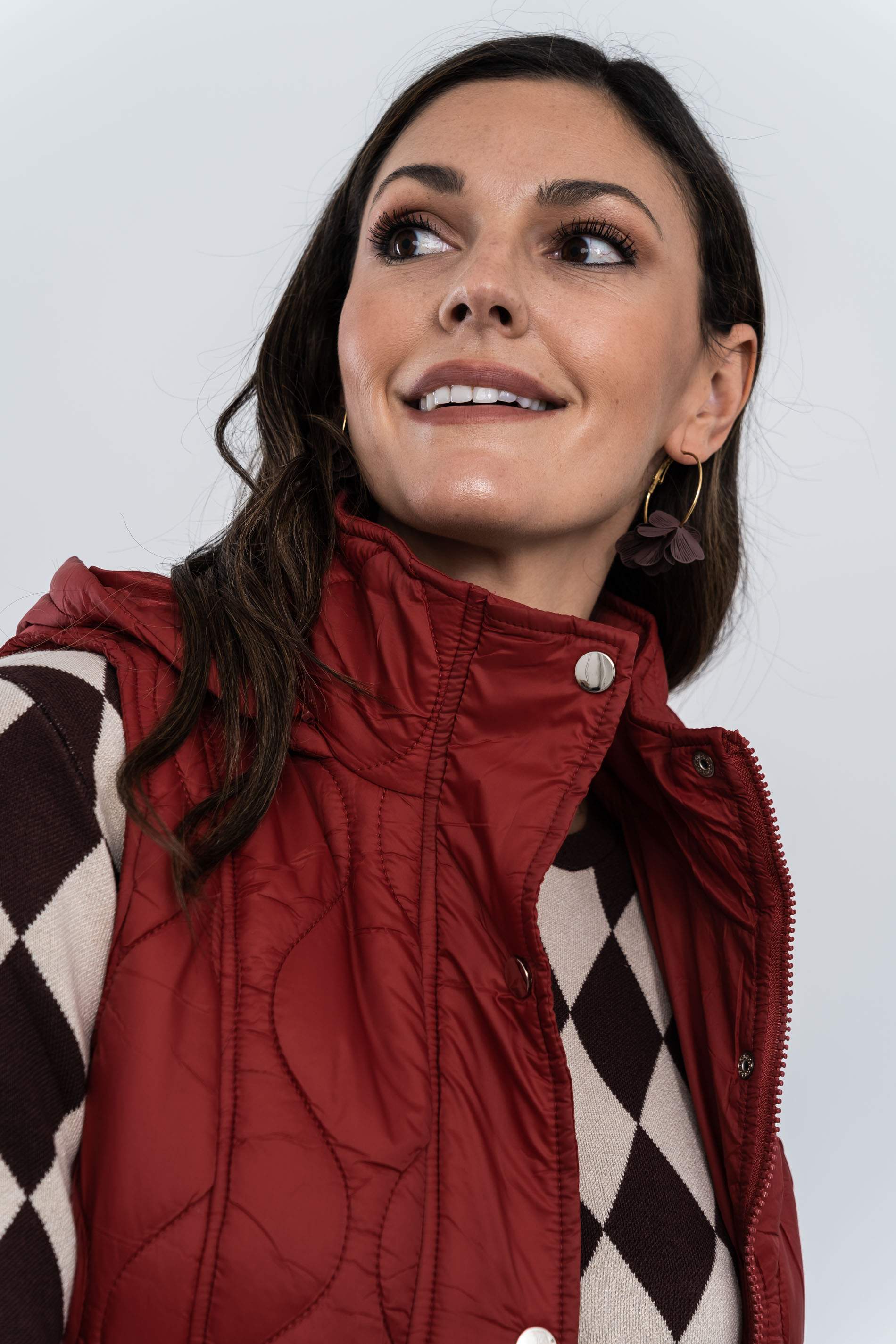 CHALECO PESPUNTES AJUSTABLE GUINDA