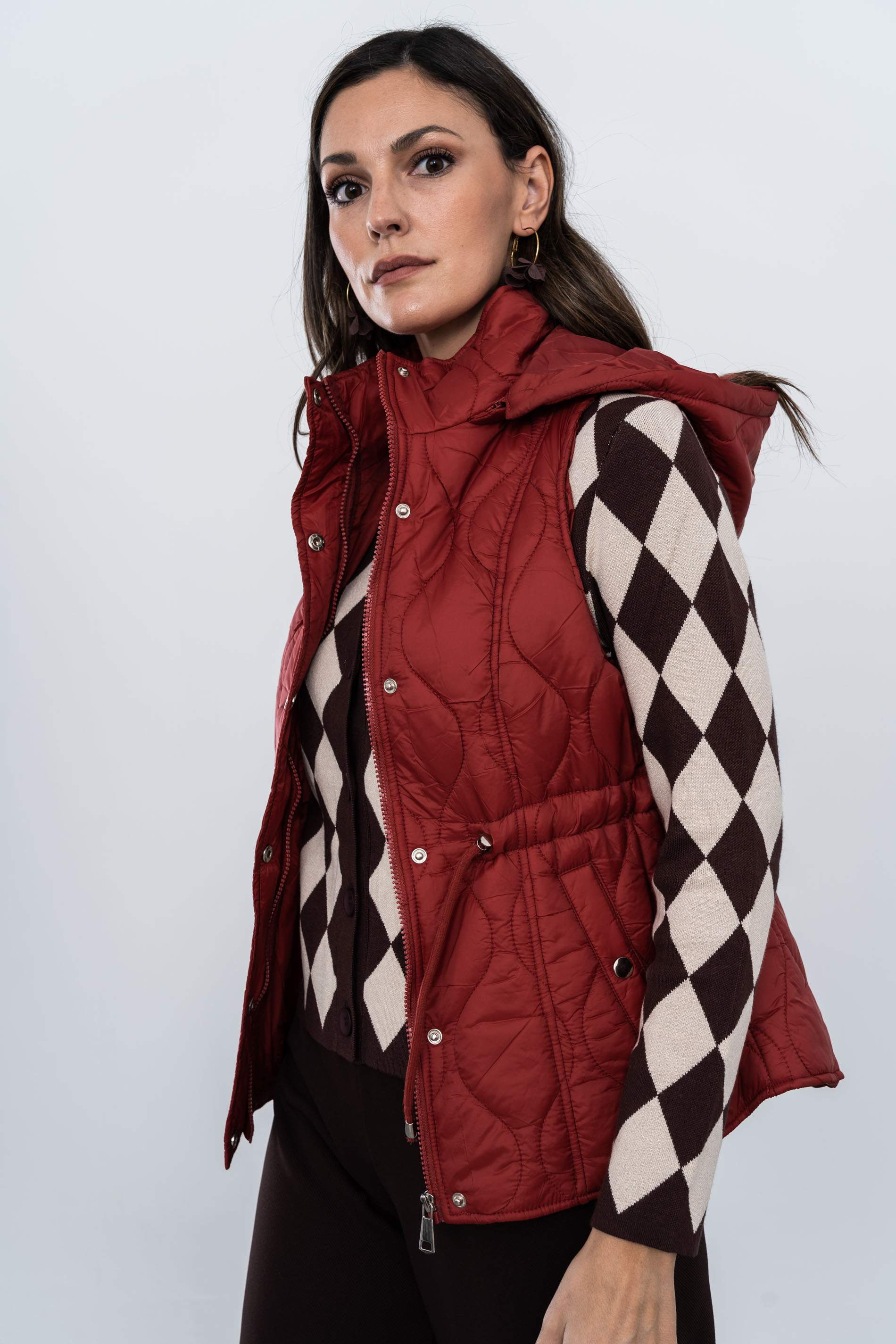 CHALECO PESPUNTES AJUSTABLE GUINDA