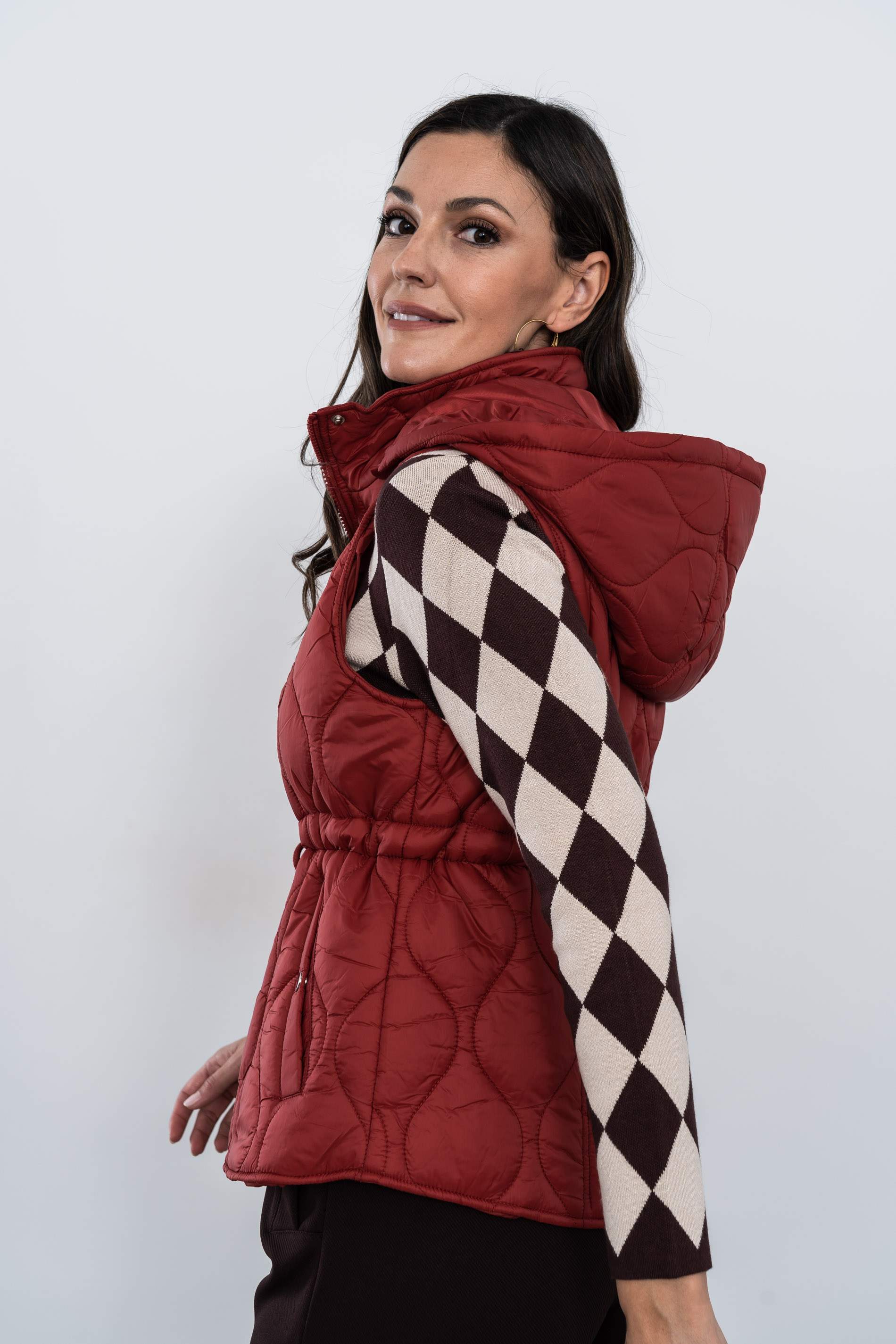 CHALECO PESPUNTES AJUSTABLE GUINDA