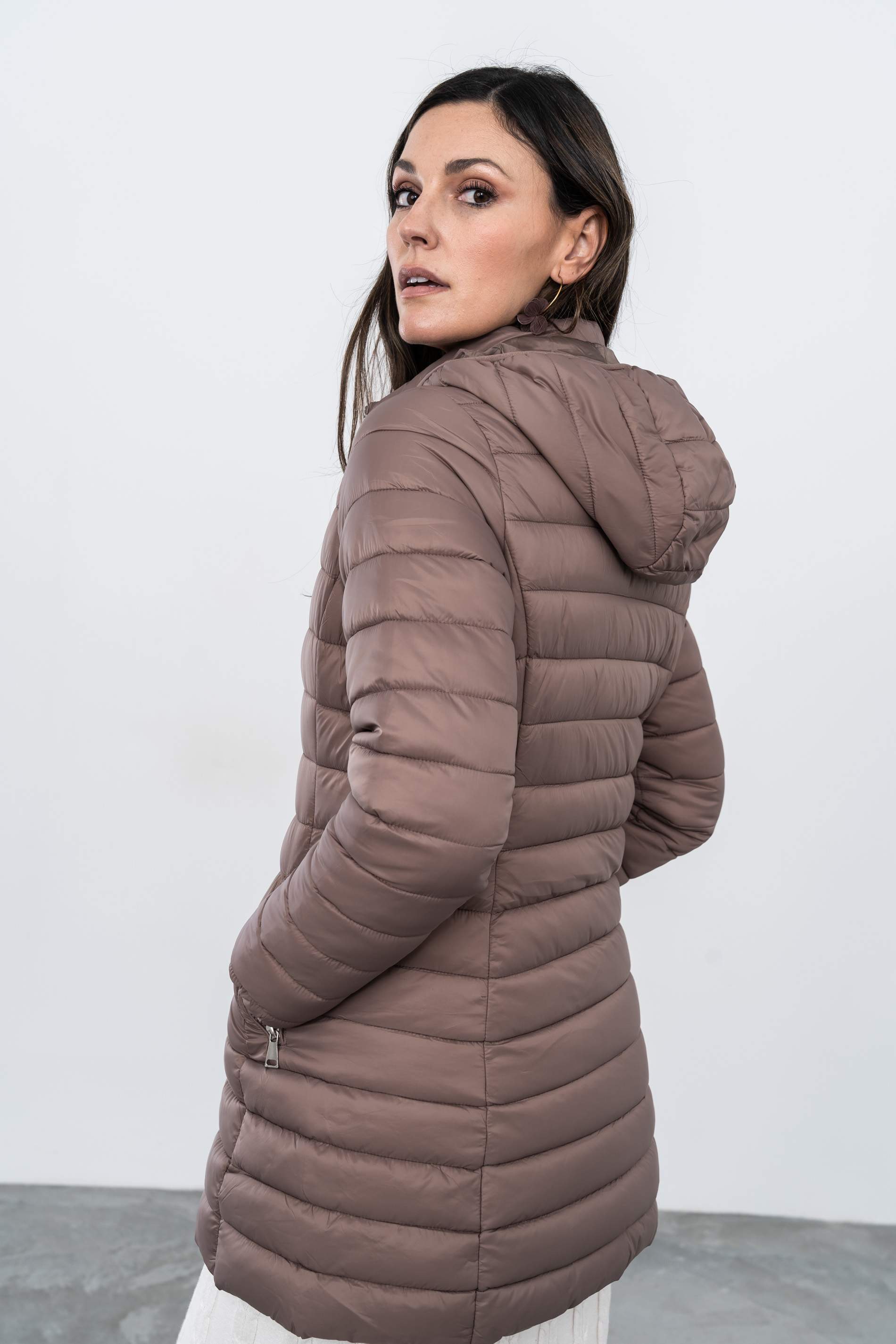 PARKA ACOLCHADA CAPUCHA TAUPE