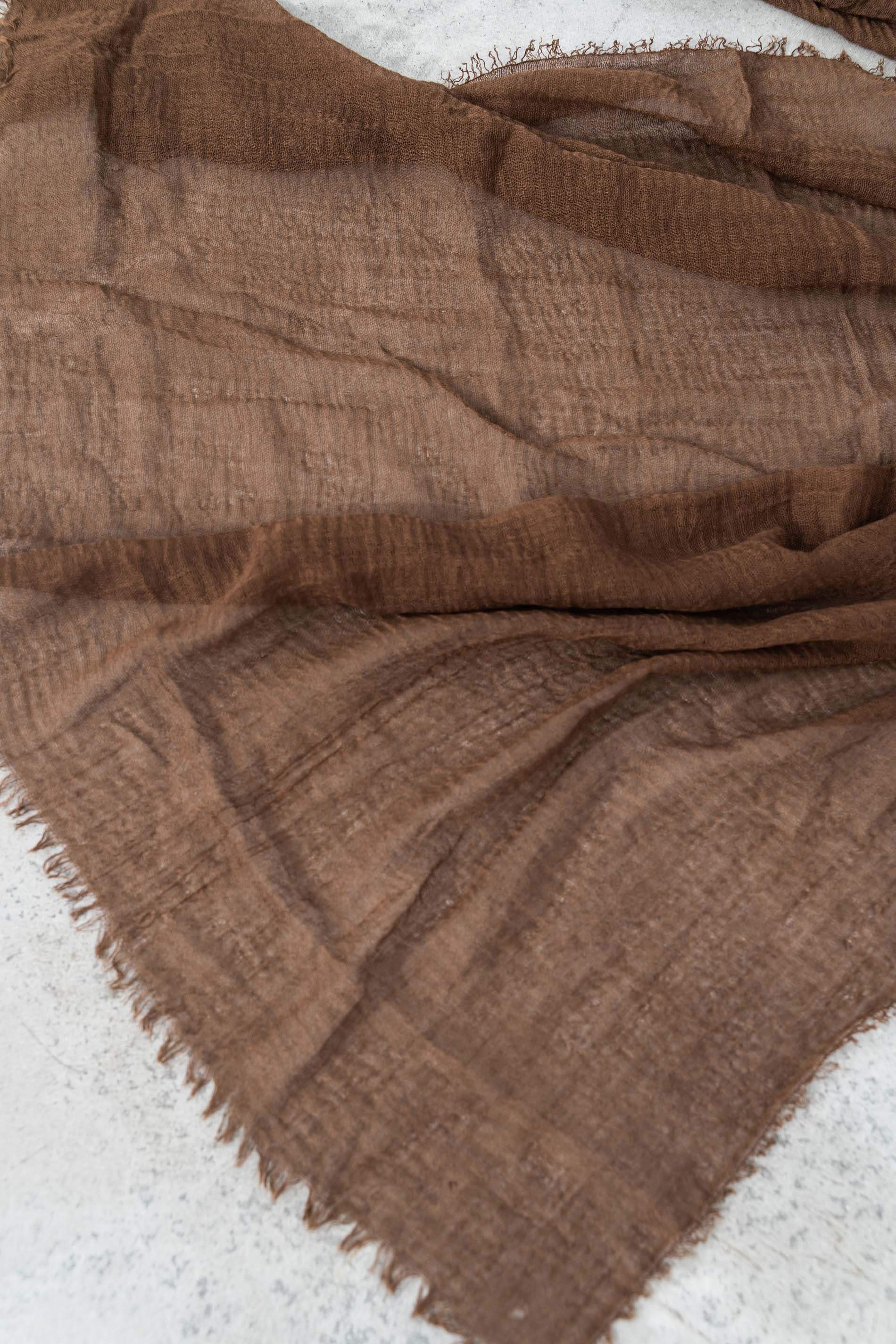 FOULARD BÁSICO RUGOSO COLOR MARRÓN