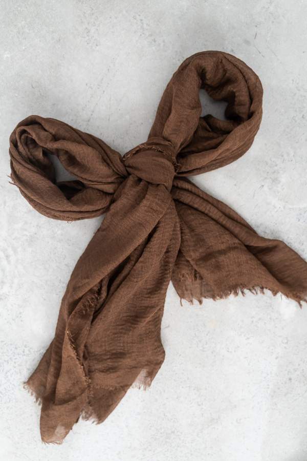 FOULARD BÁSICO RUGOSO COLOR MARRÓN