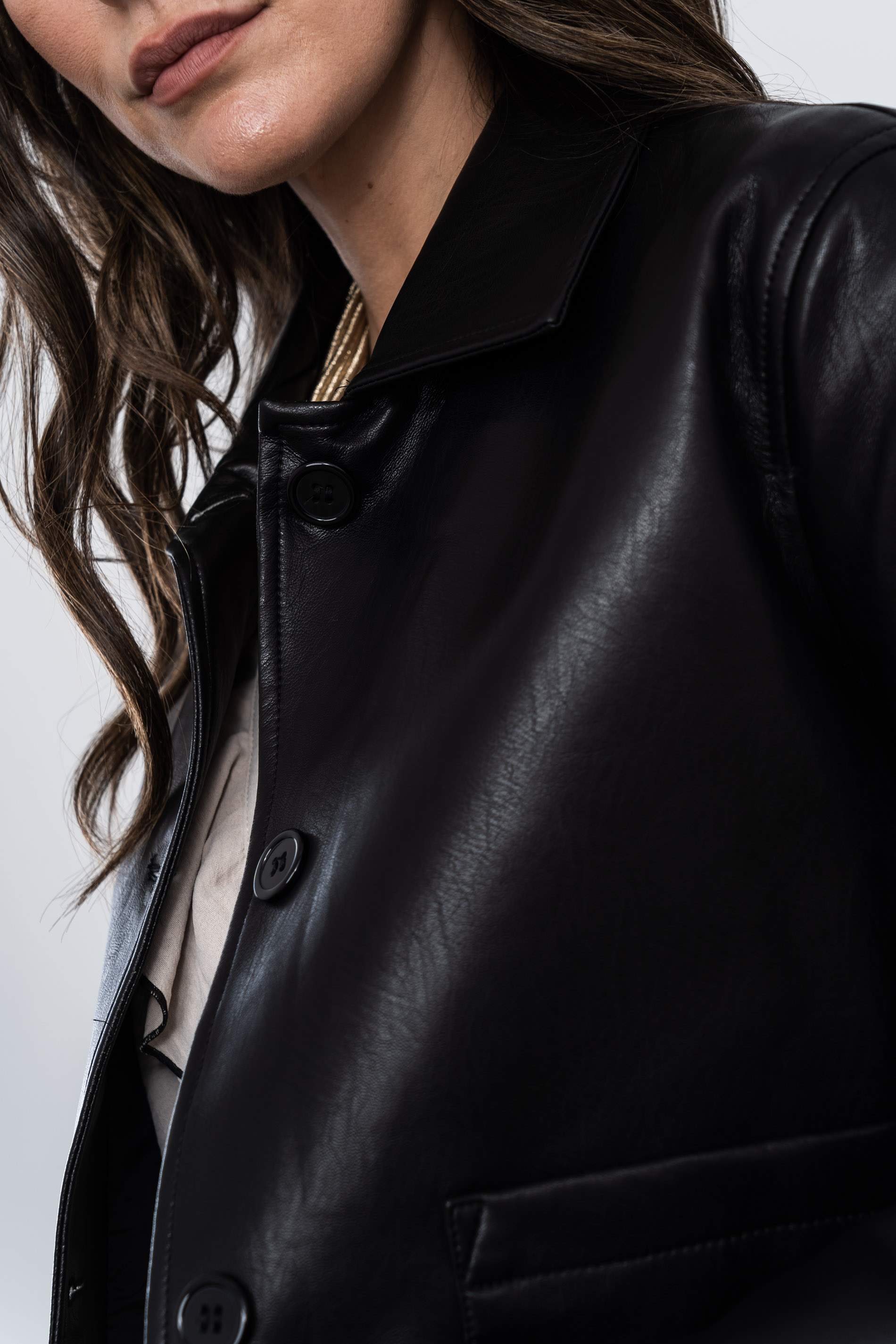 CHAQUETA EFECTO PIEL BOLSILLOS