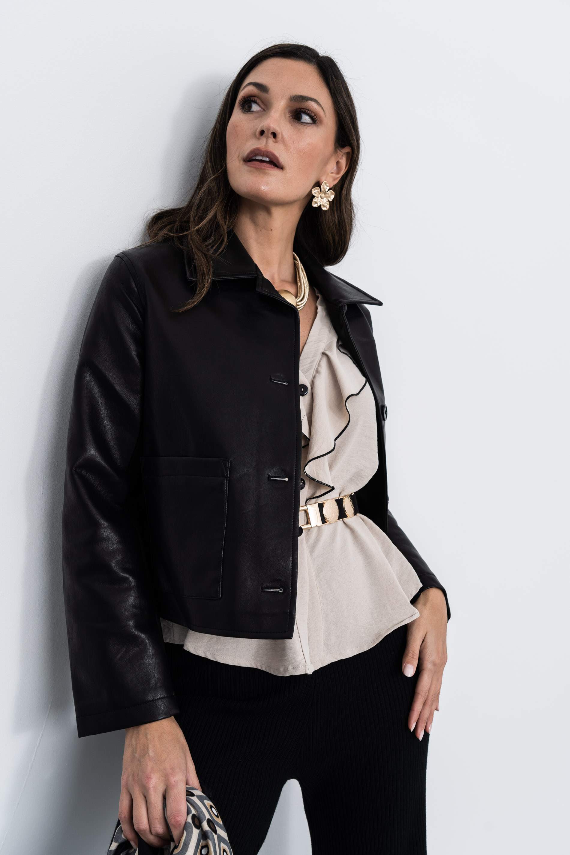 CHAQUETA EFECTO PIEL BOLSILLOS