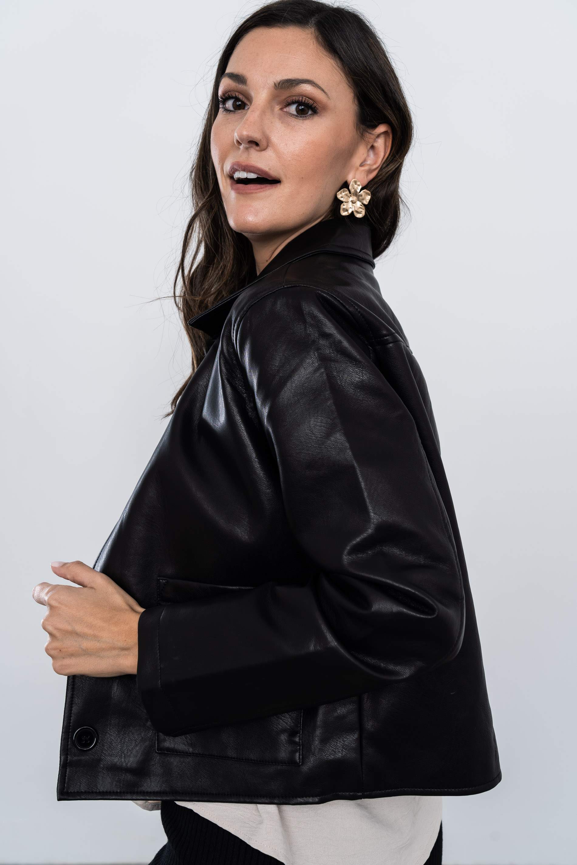 CHAQUETA EFECTO PIEL BOLSILLOS