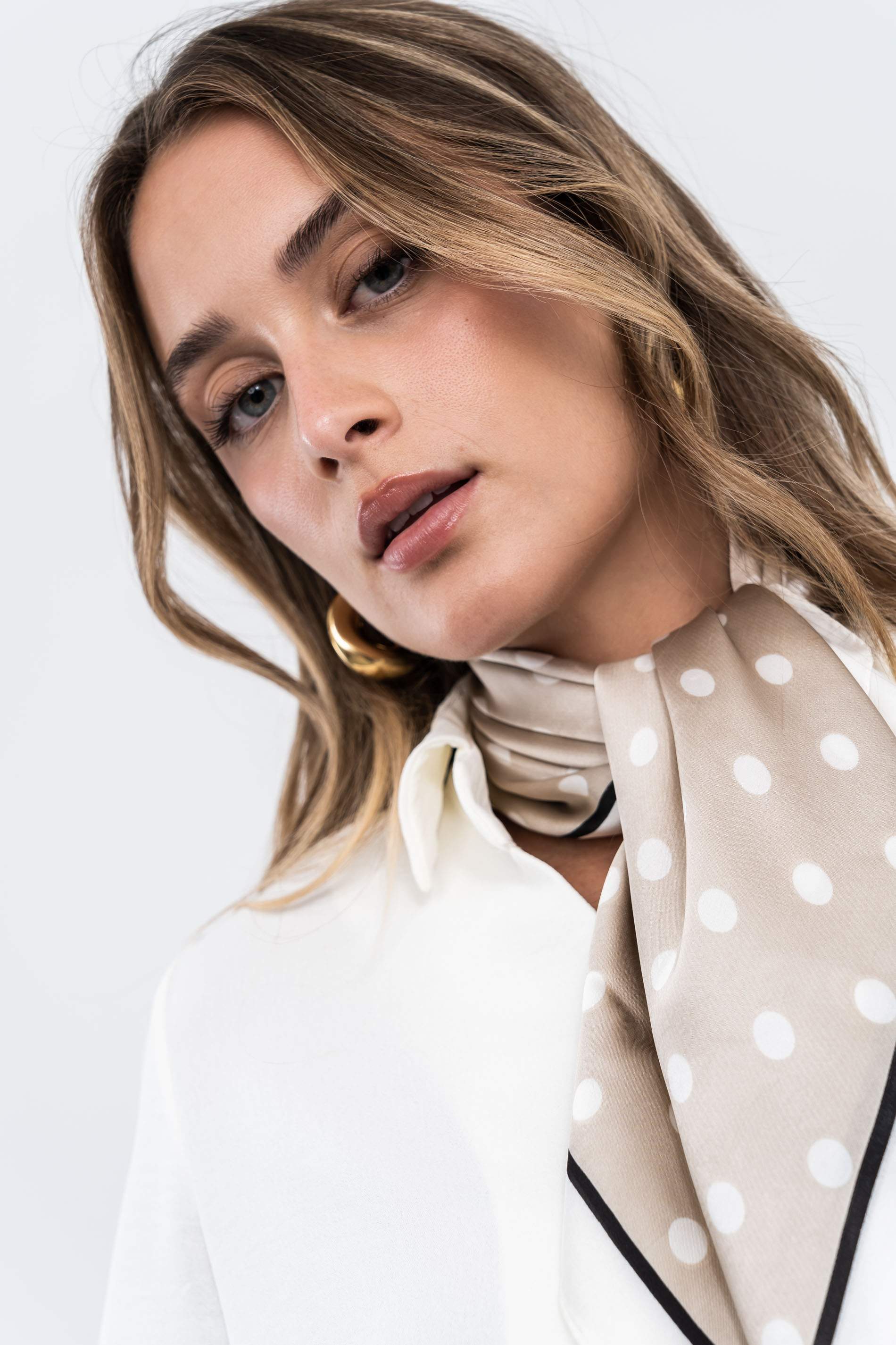 PAÑUELO TOPOS BEIGE
