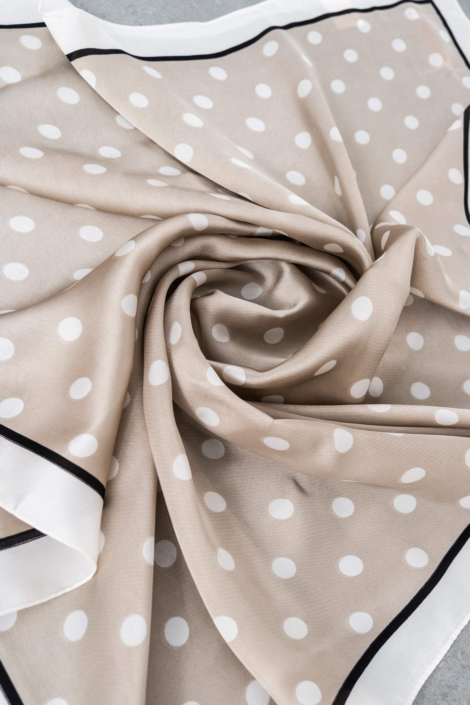 PAÑUELO TOPOS BEIGE