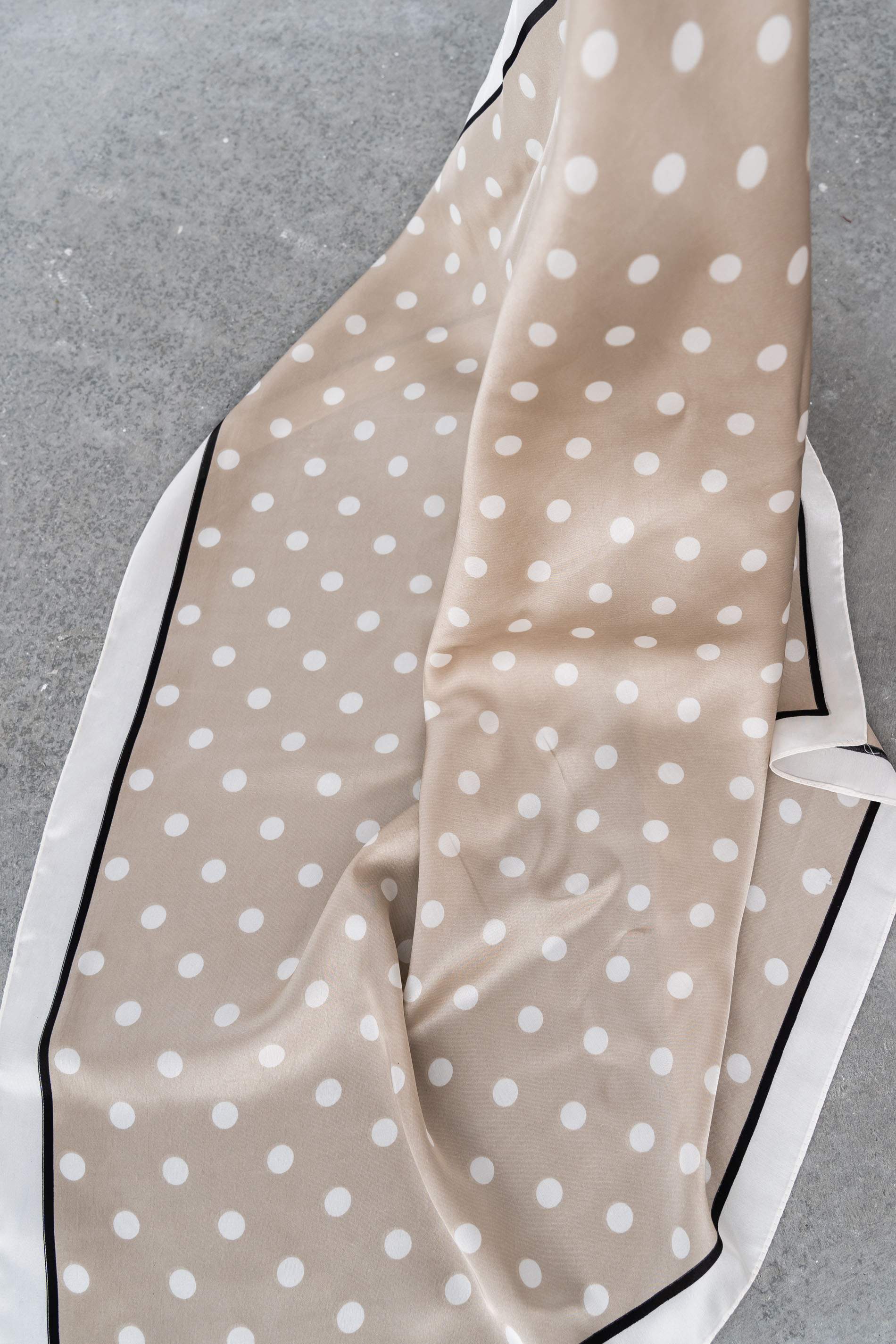 PAÑUELO TOPOS BEIGE