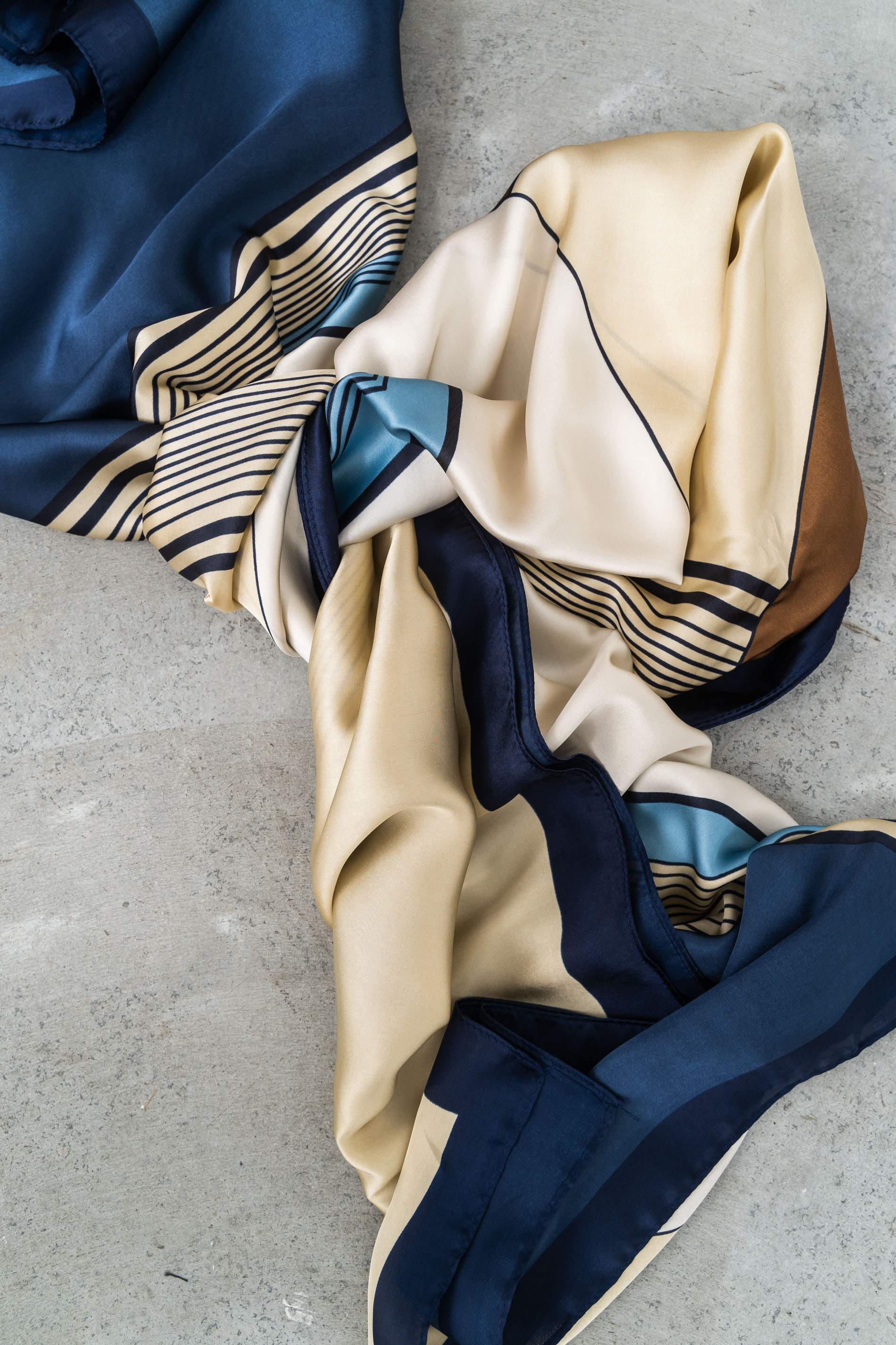 FOULARD EFECTO SEDA GEOMÉTRICOS