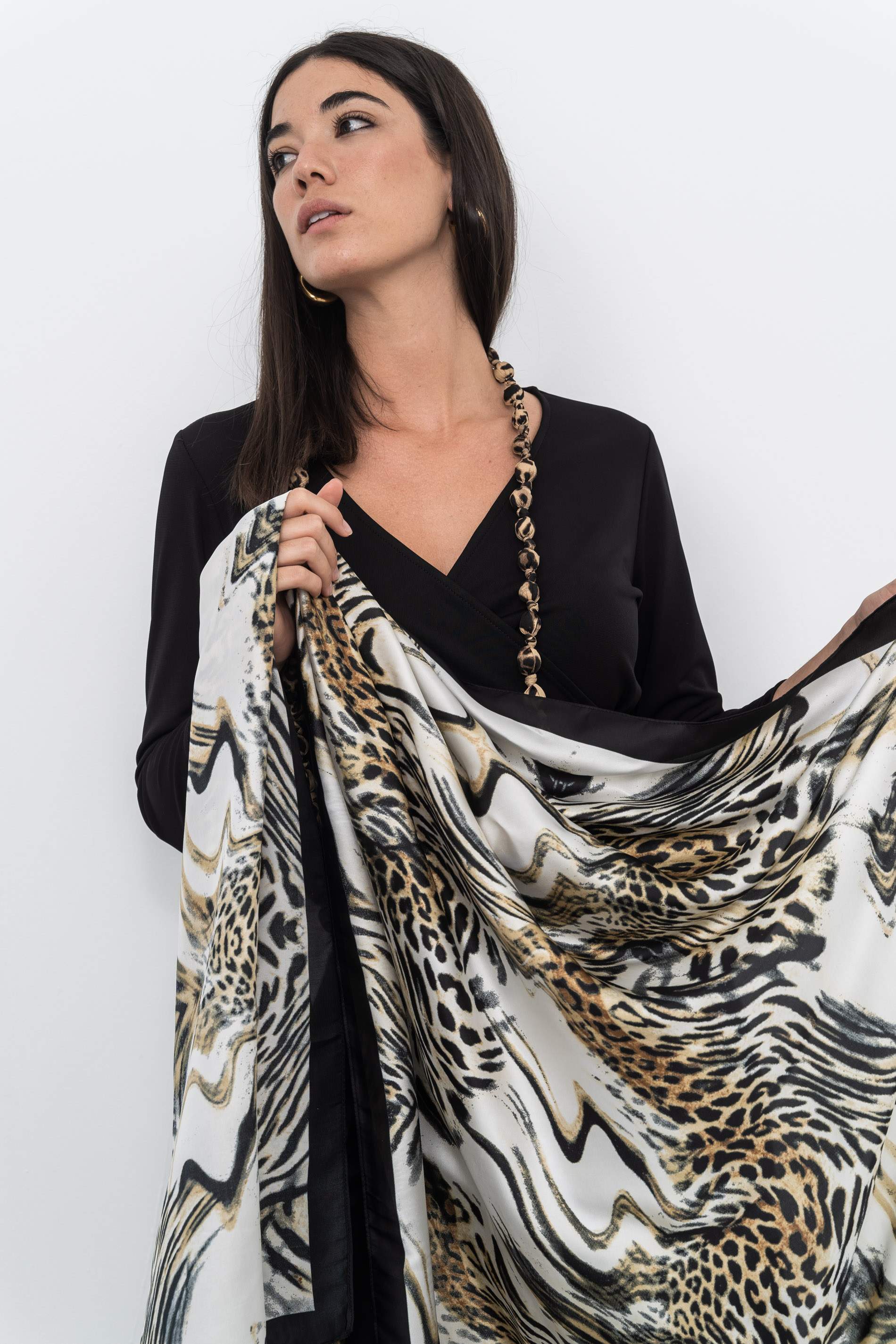 FOULARD EFECTO SEDA ANIMAL BEIGE