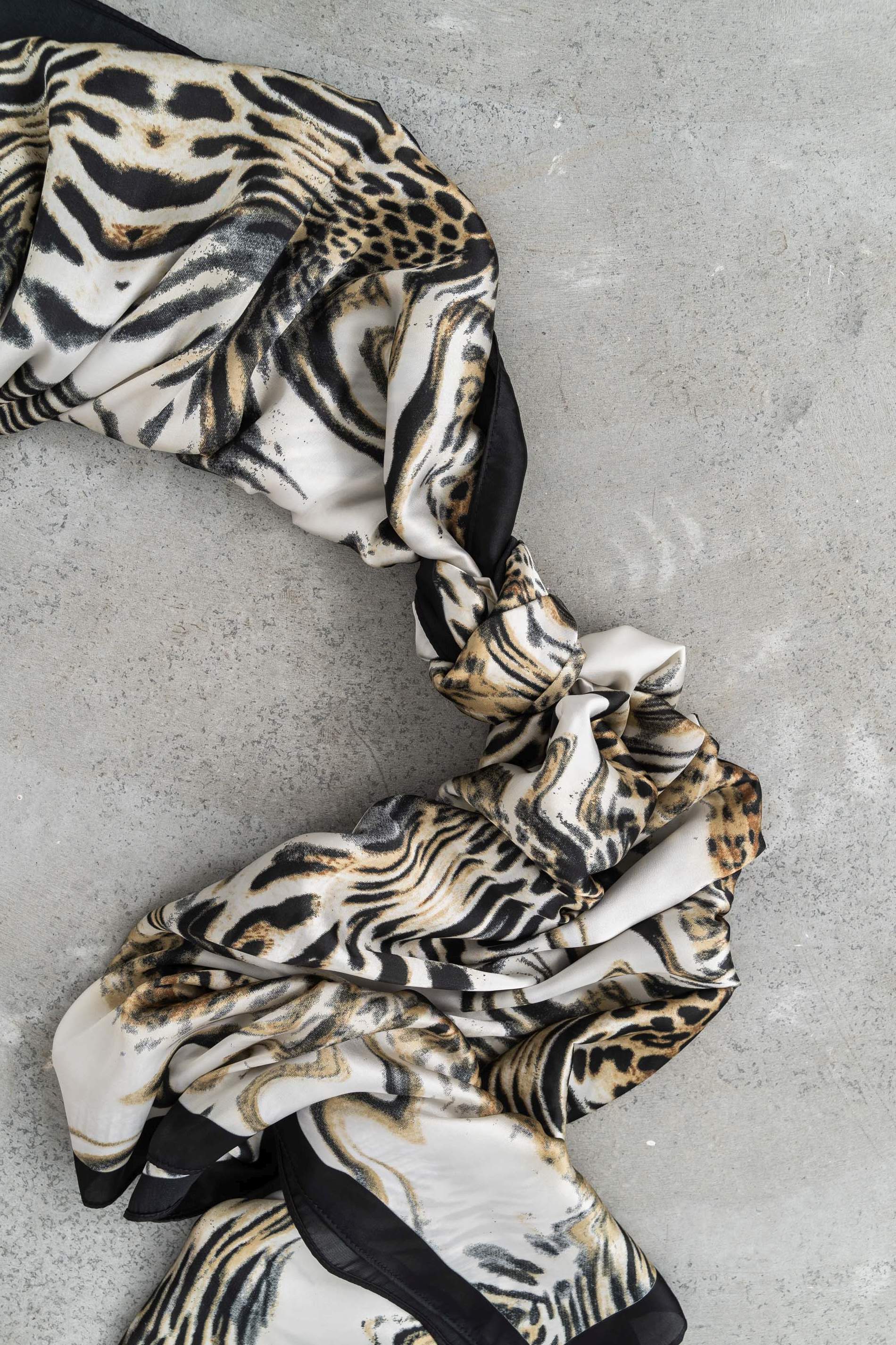 FOULARD EFECTO SEDA ANIMAL BEIGE