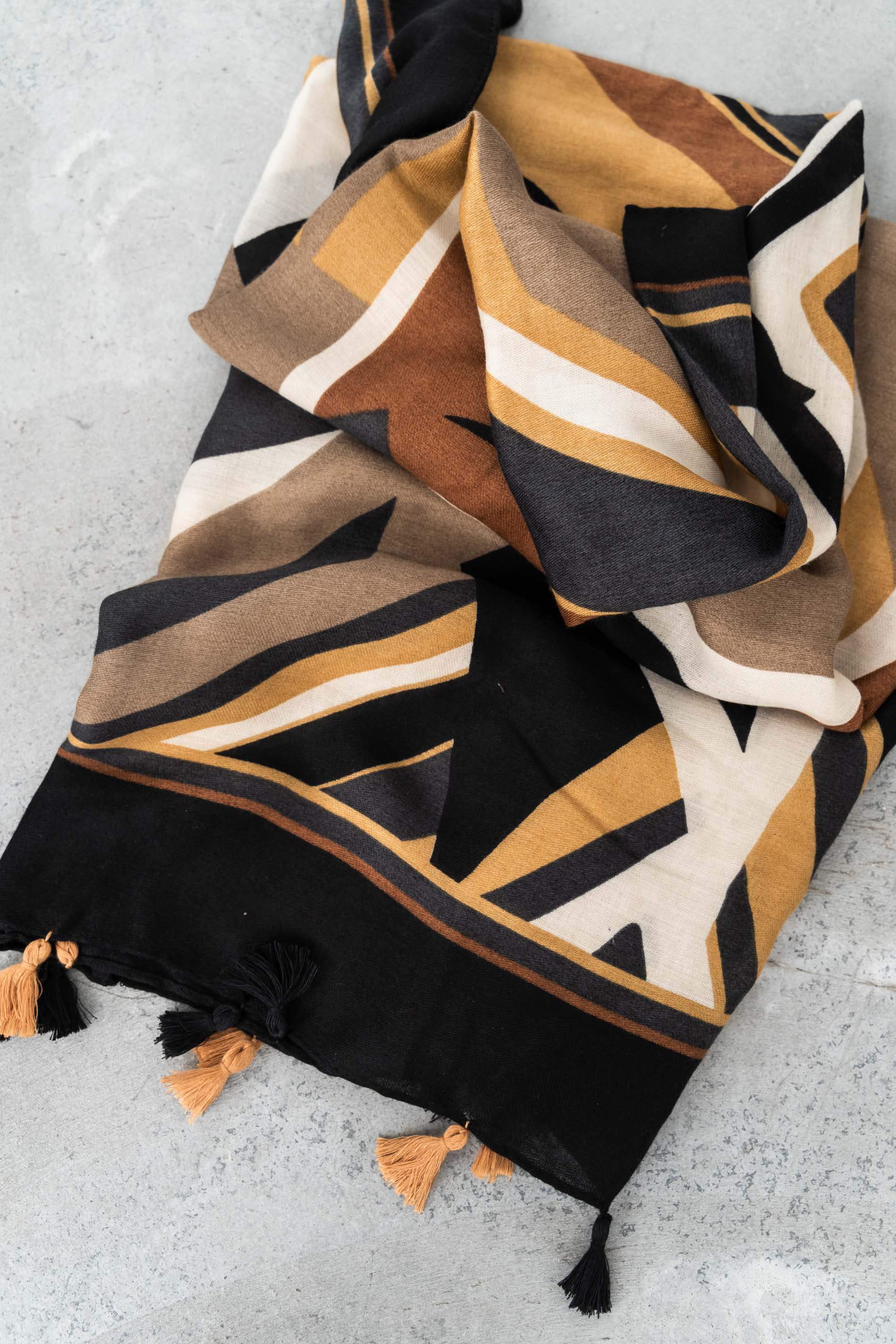 FOULARD GEOMÉTRICOS POMPONES MOSTAZA