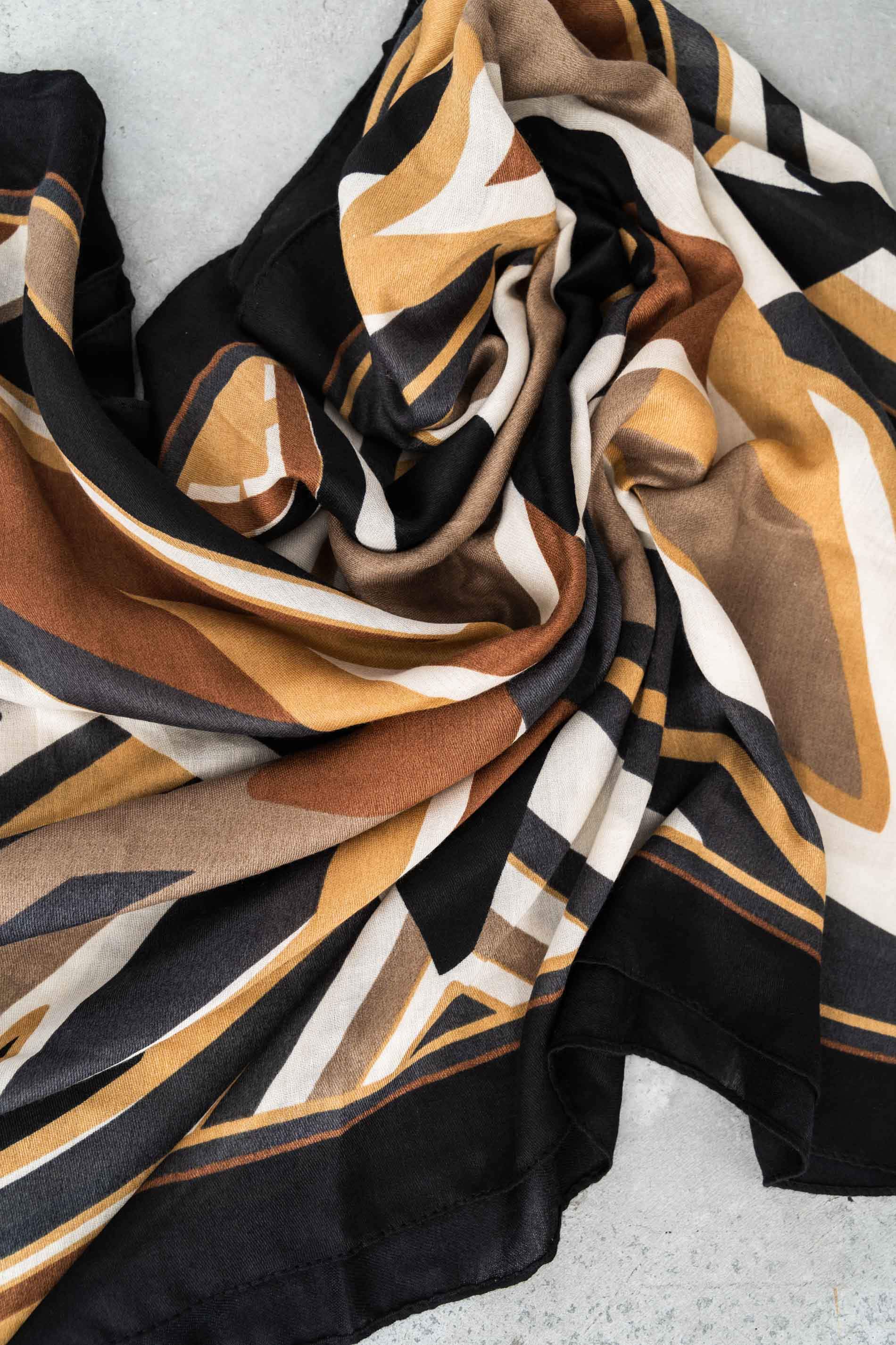 FOULARD GEOMÉTRICOS POMPONES MOSTAZA