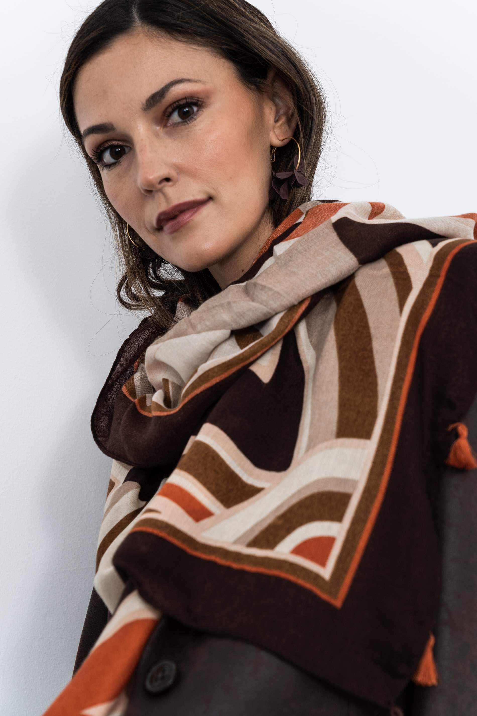 FOULARD GEOMÉTRICOS POMPONES CALDERA