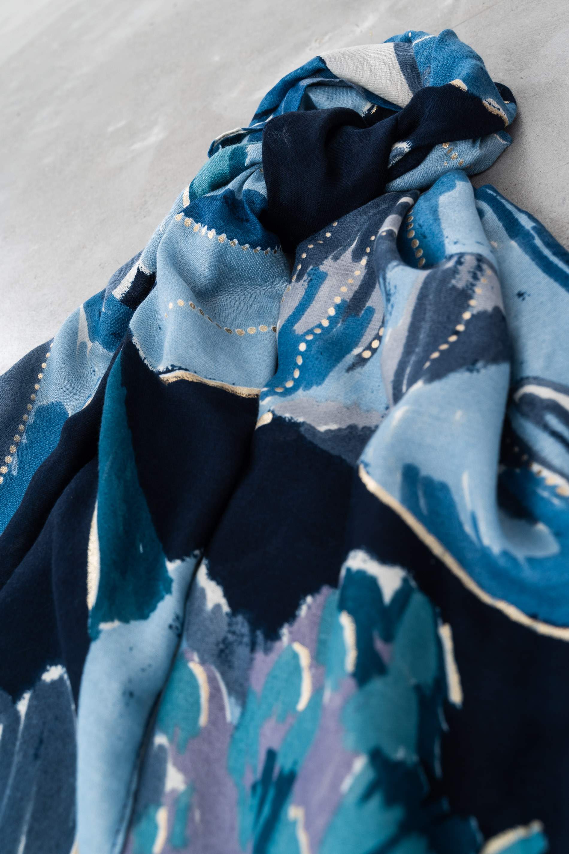 FOULARD FLOR DETALLE ORO AZUL