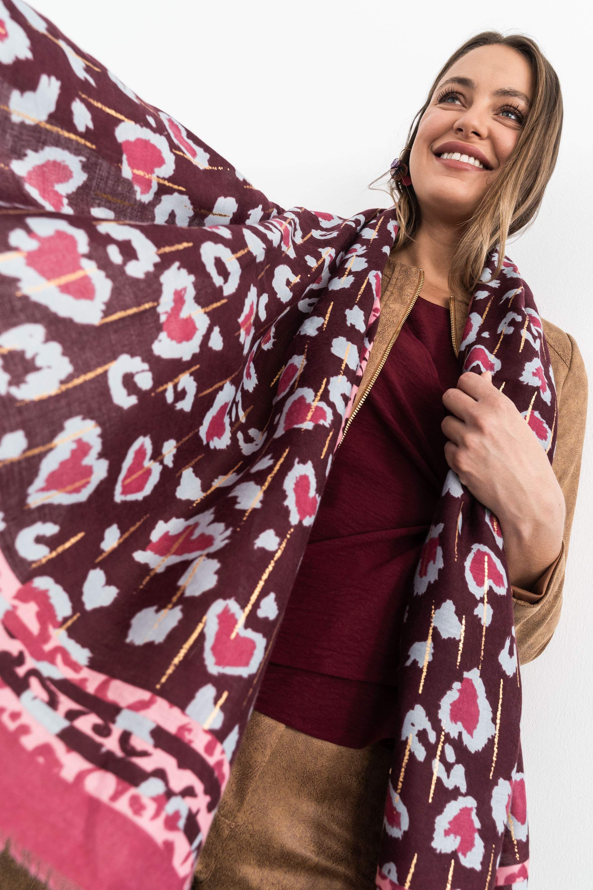 FOULARD ESTAMPADO ANIMAL ORO BURDEOS