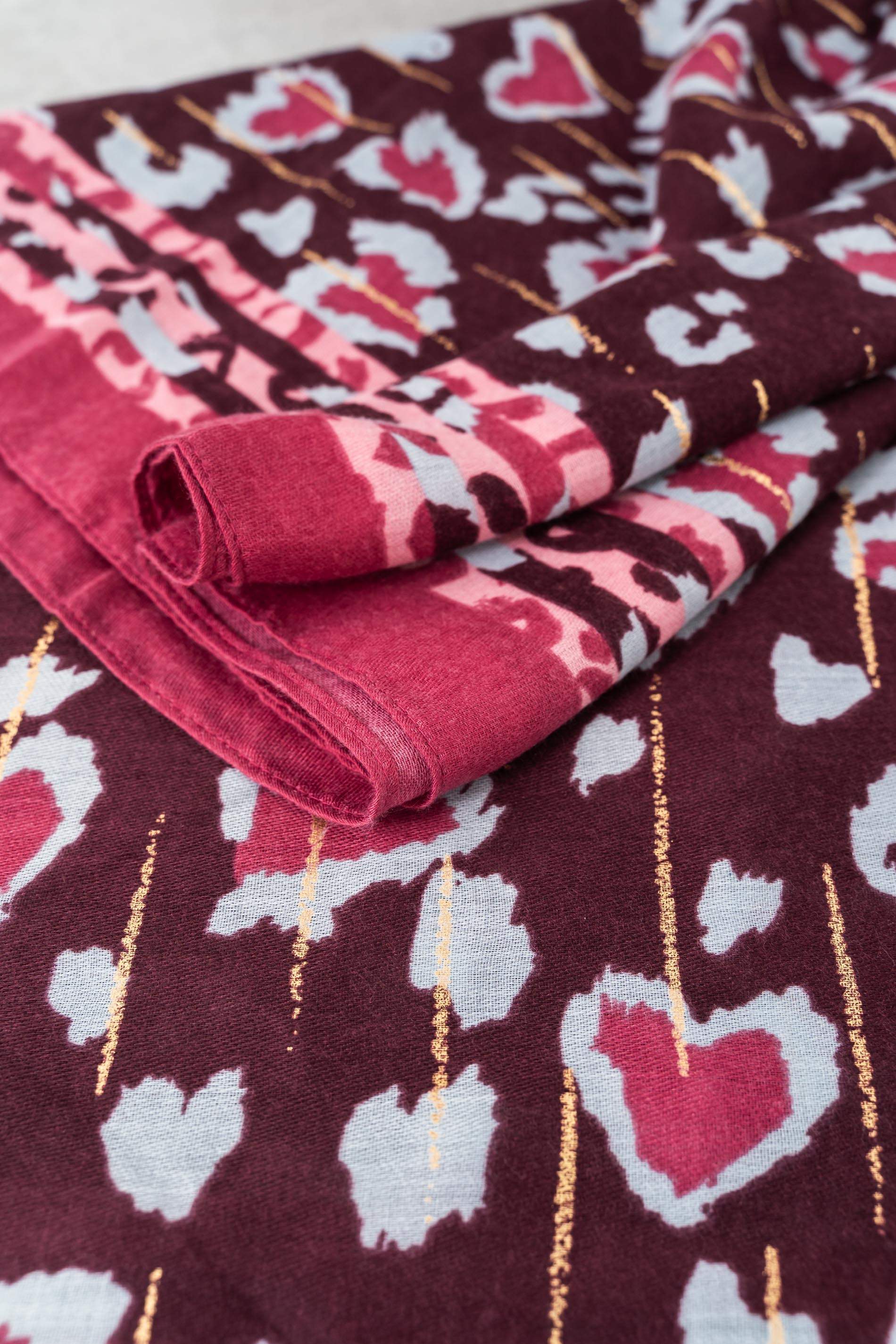 FOULARD ESTAMPADO ANIMAL ORO BURDEOS