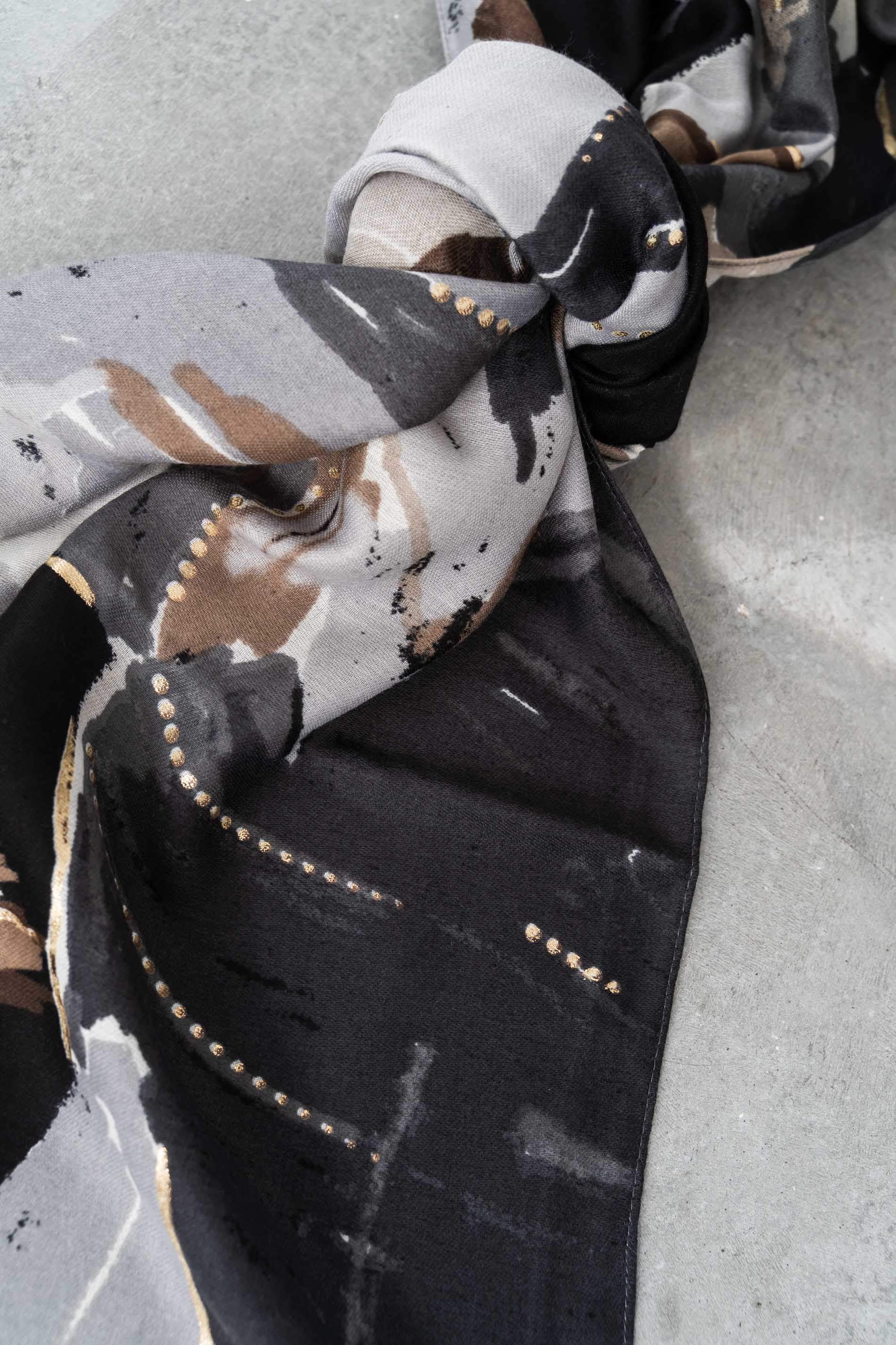 FOULARD FLOR DETALLE ORO NEGRO