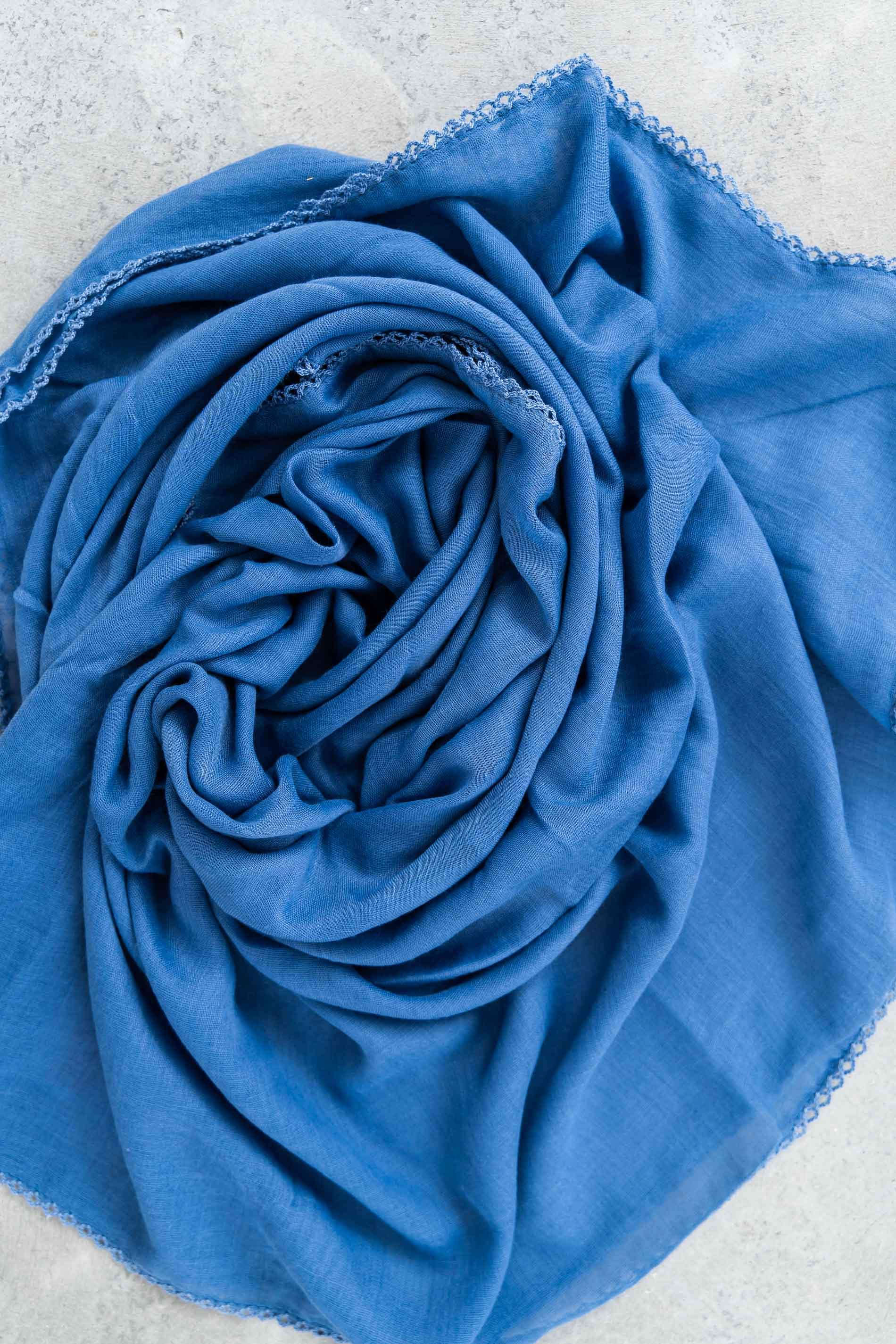FOULARD LISO POMPONES AZUL