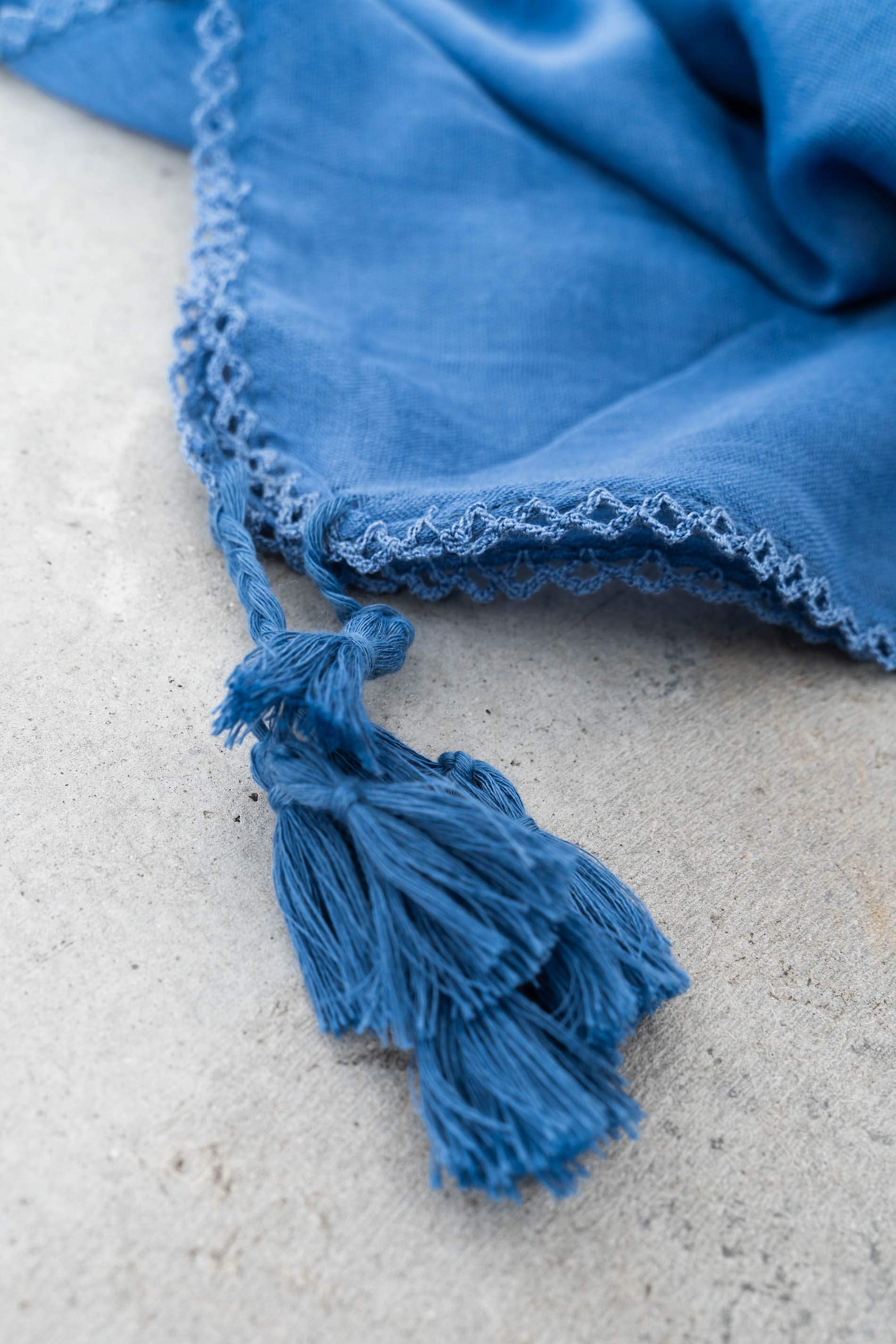FOULARD LISO POMPONES AZUL