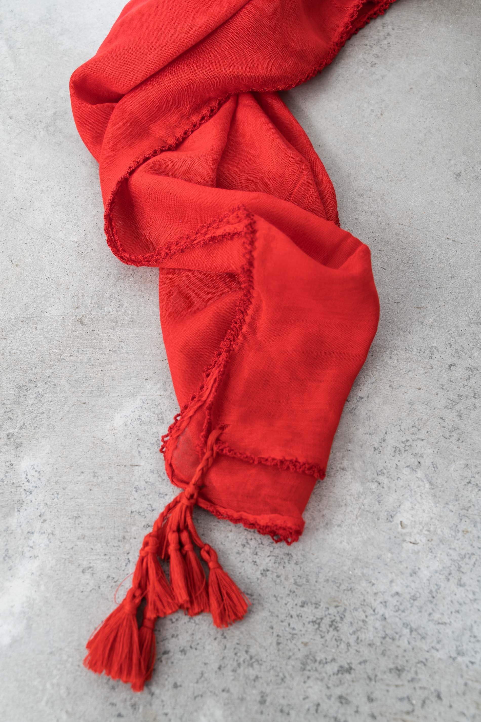 FOULARD LISO POMPONES ROJO