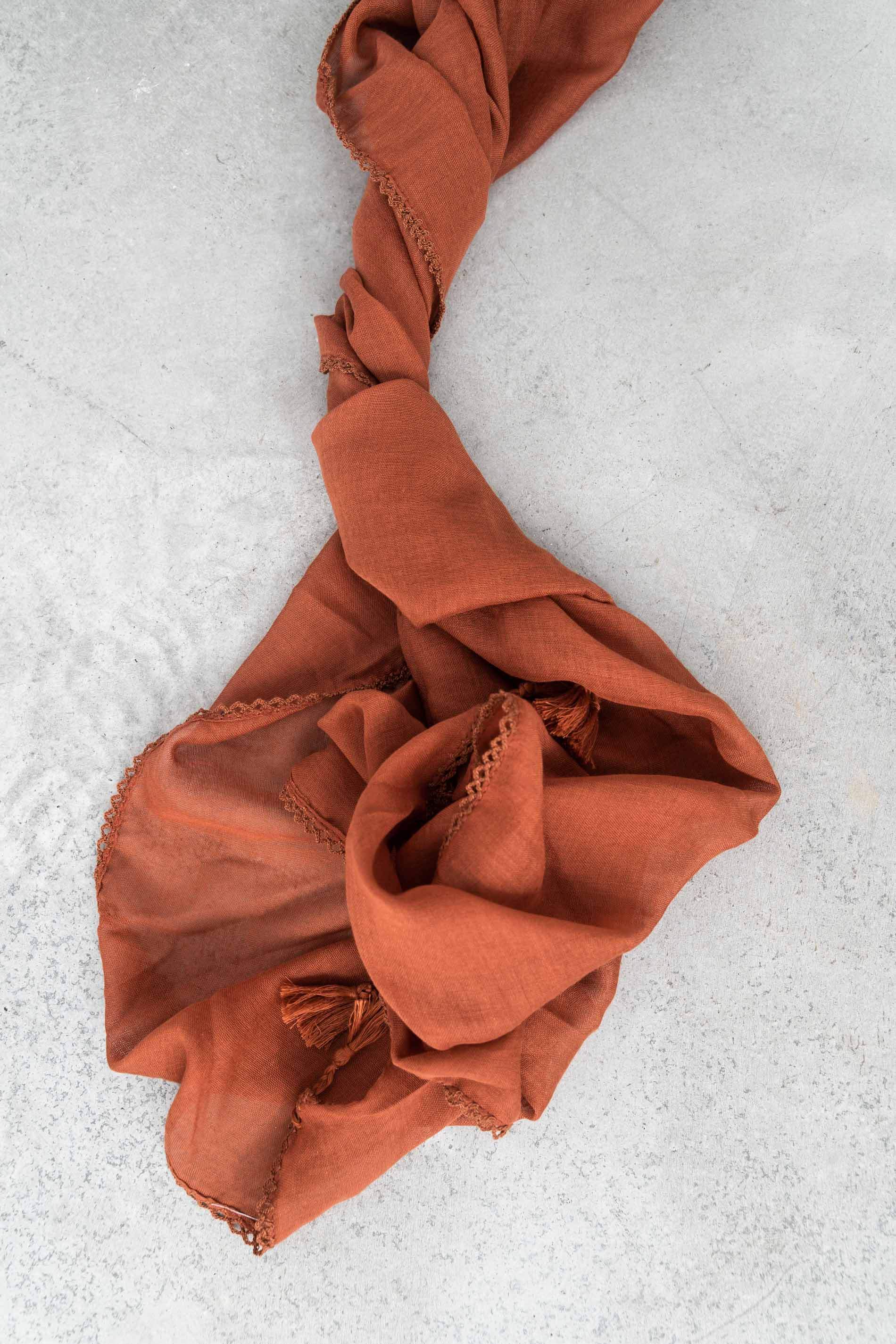 FOULARD LISO POMPONES TEJA