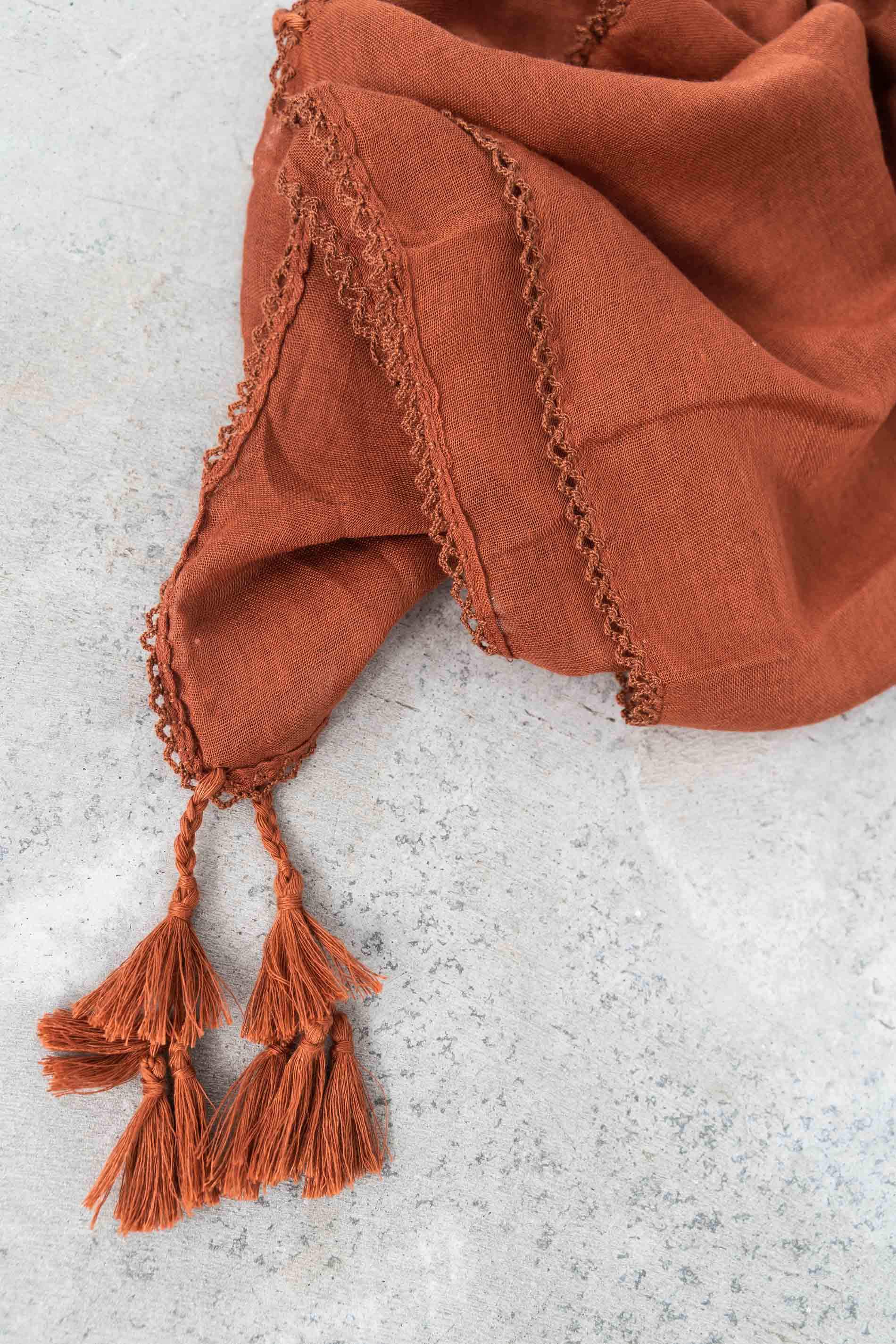 FOULARD LISO POMPONES TEJA