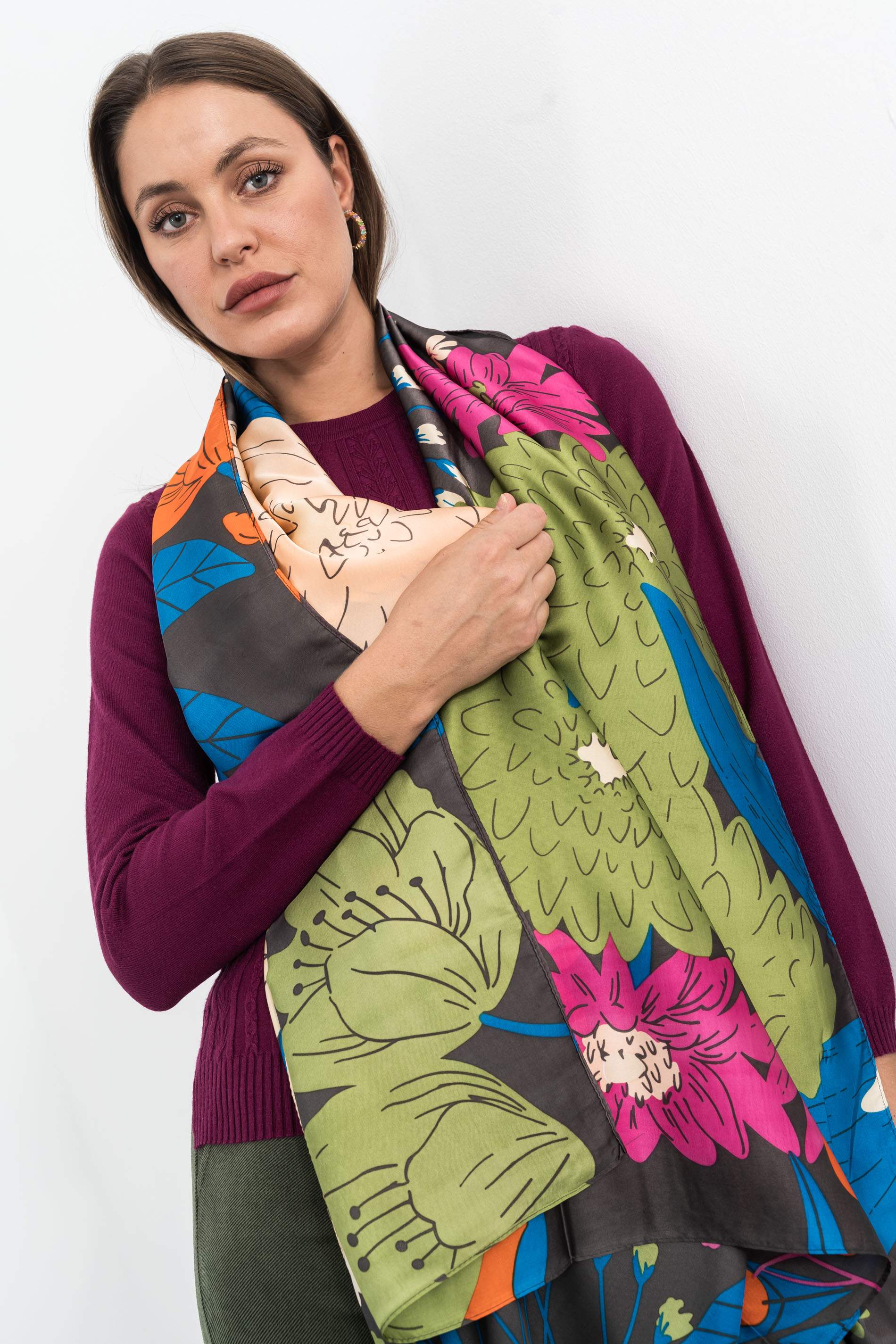 FOULARD EFECTO SEDA FLOR GRIS