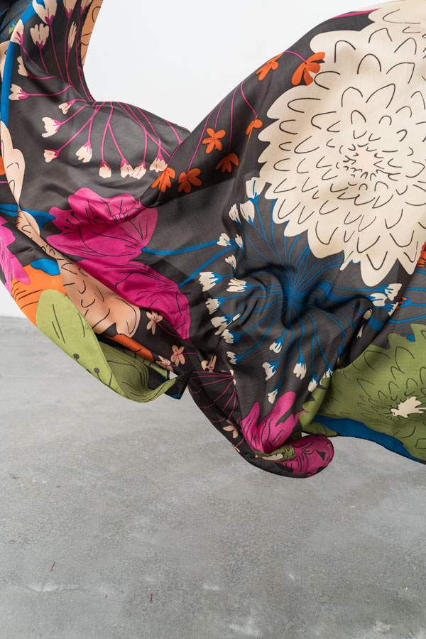 FOULARD EFECTO SEDA FLOR GRIS