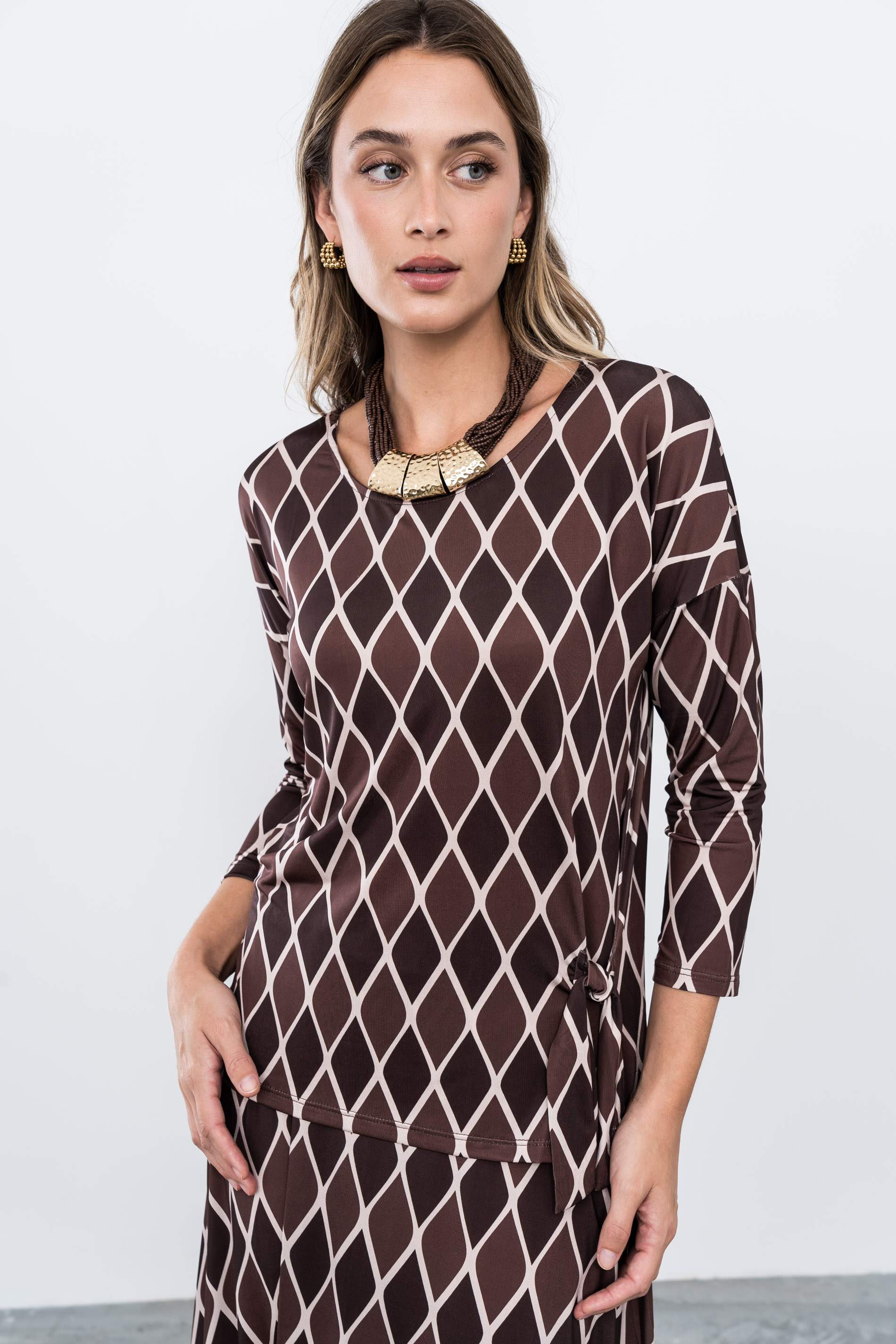 CAMISETA ROMBOS NUDO CHOCOLATE