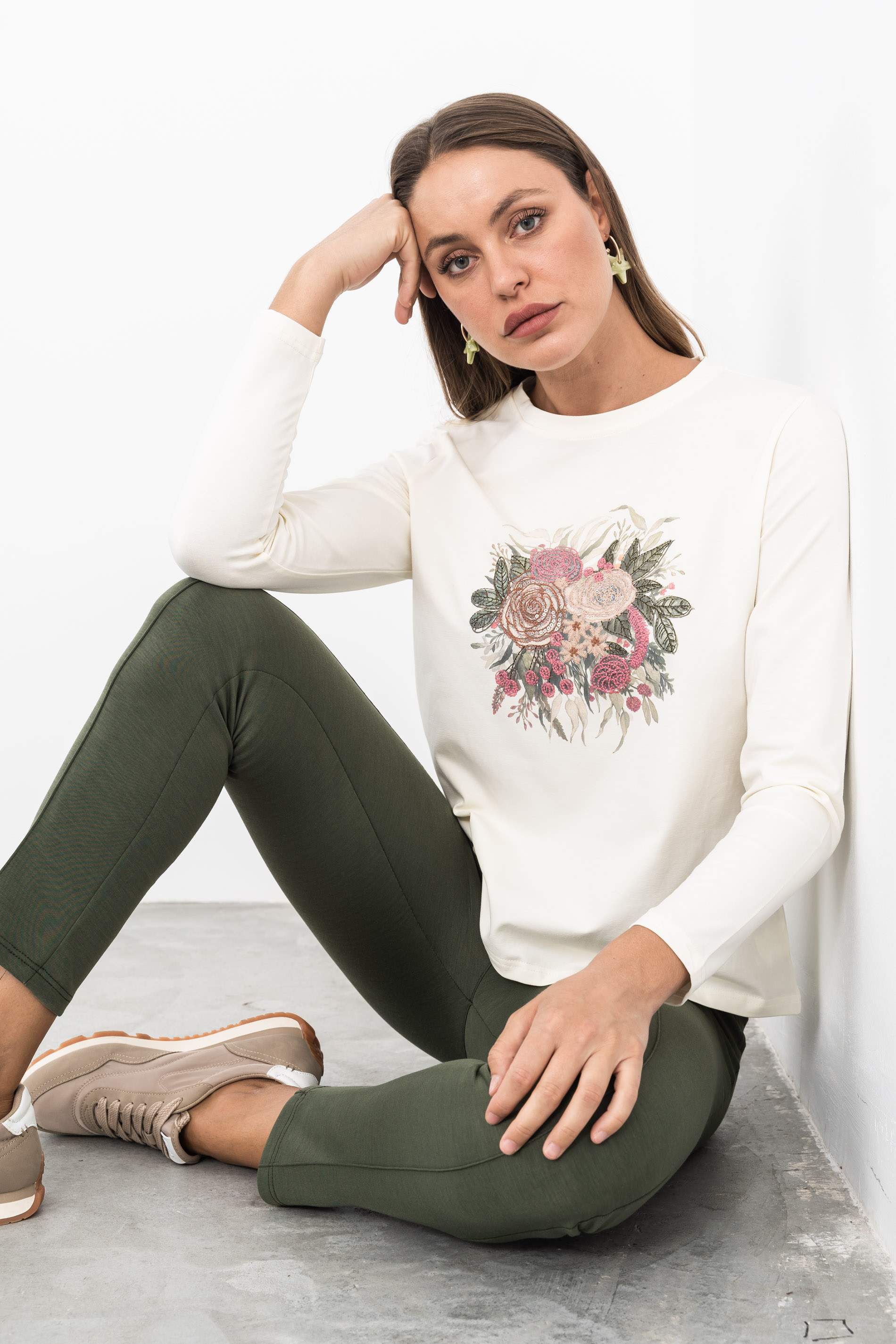 CAMISETA BORDADO ROSAS