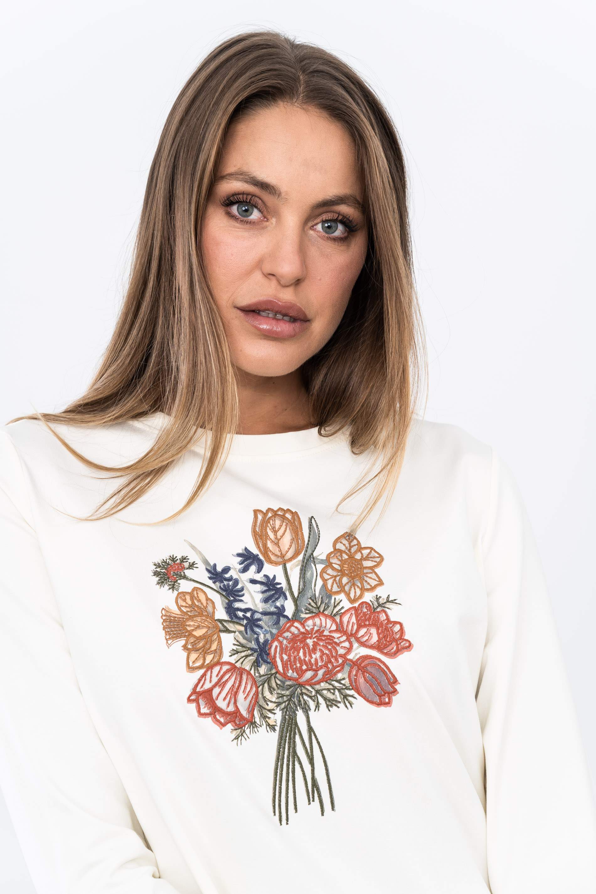 CAMISETA BORDADO RAMILLETE