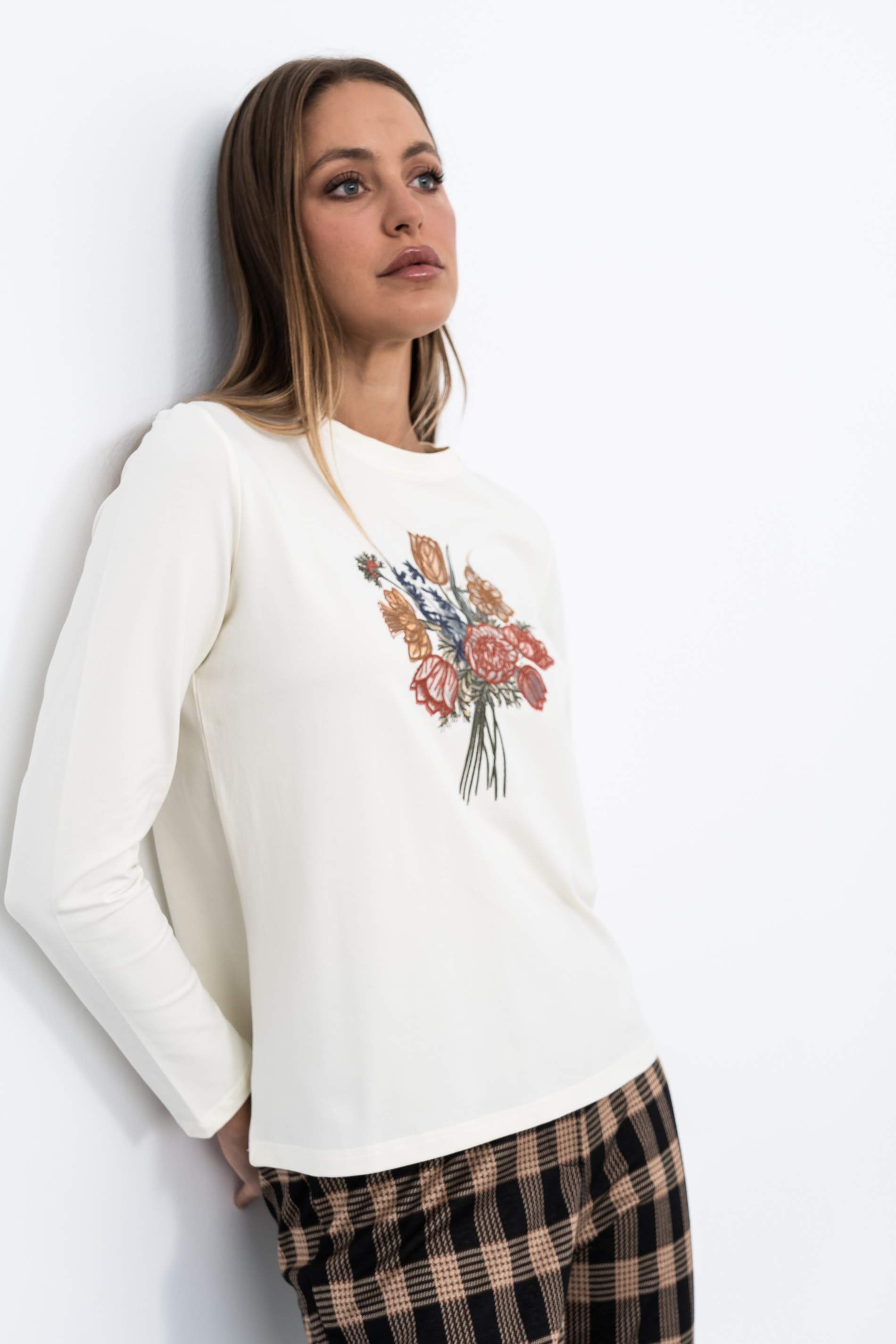 CAMISETA BORDADO RAMILLETE