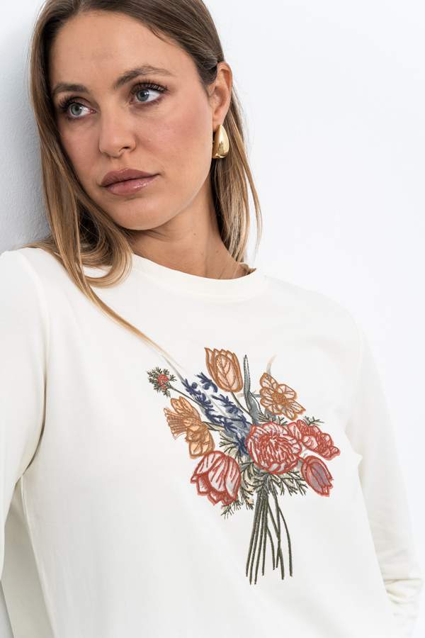 CAMISETA BORDADO RAMILLETE