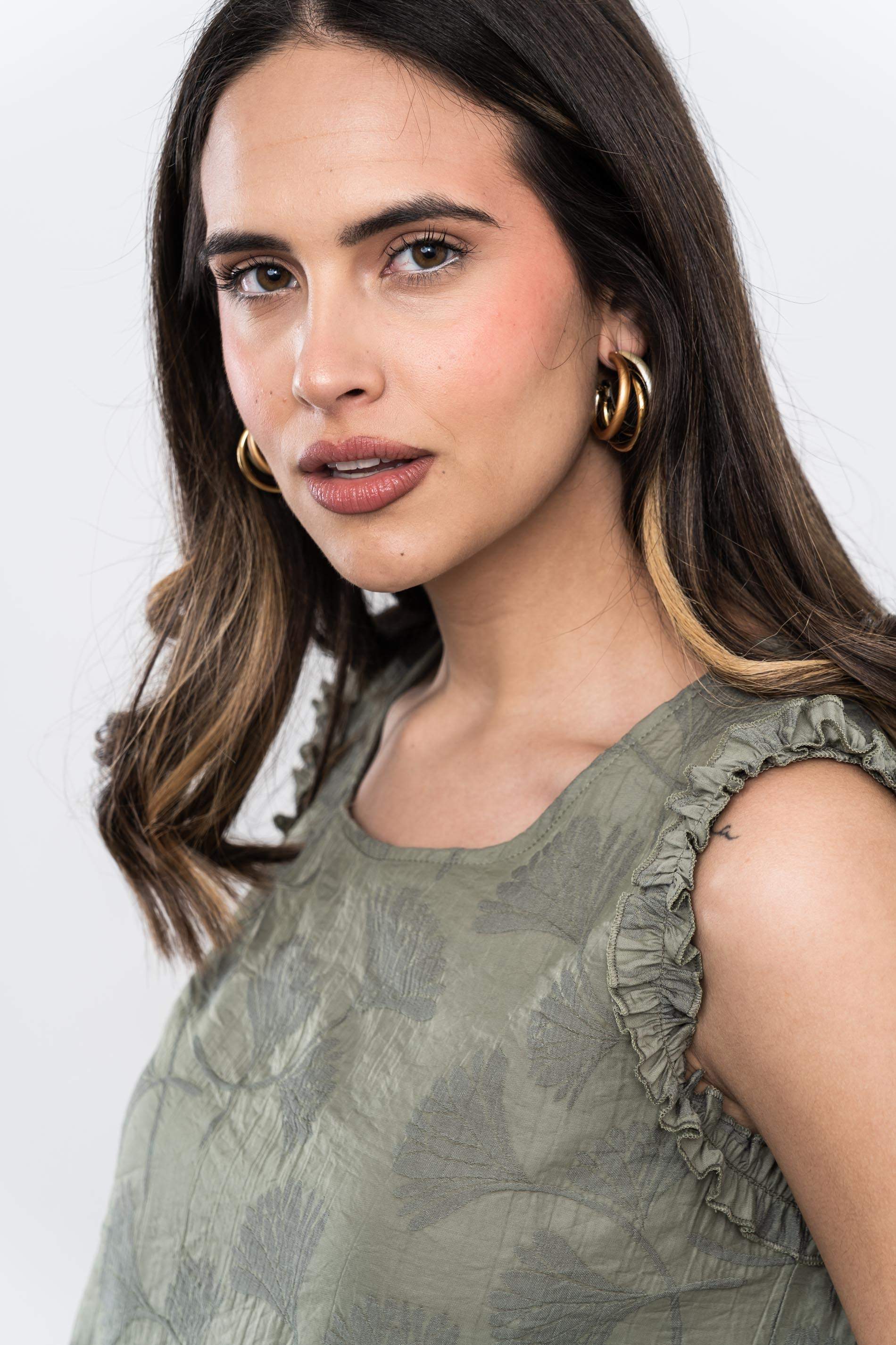 BLUSA VOLANTITOS JACQUARD KAKI