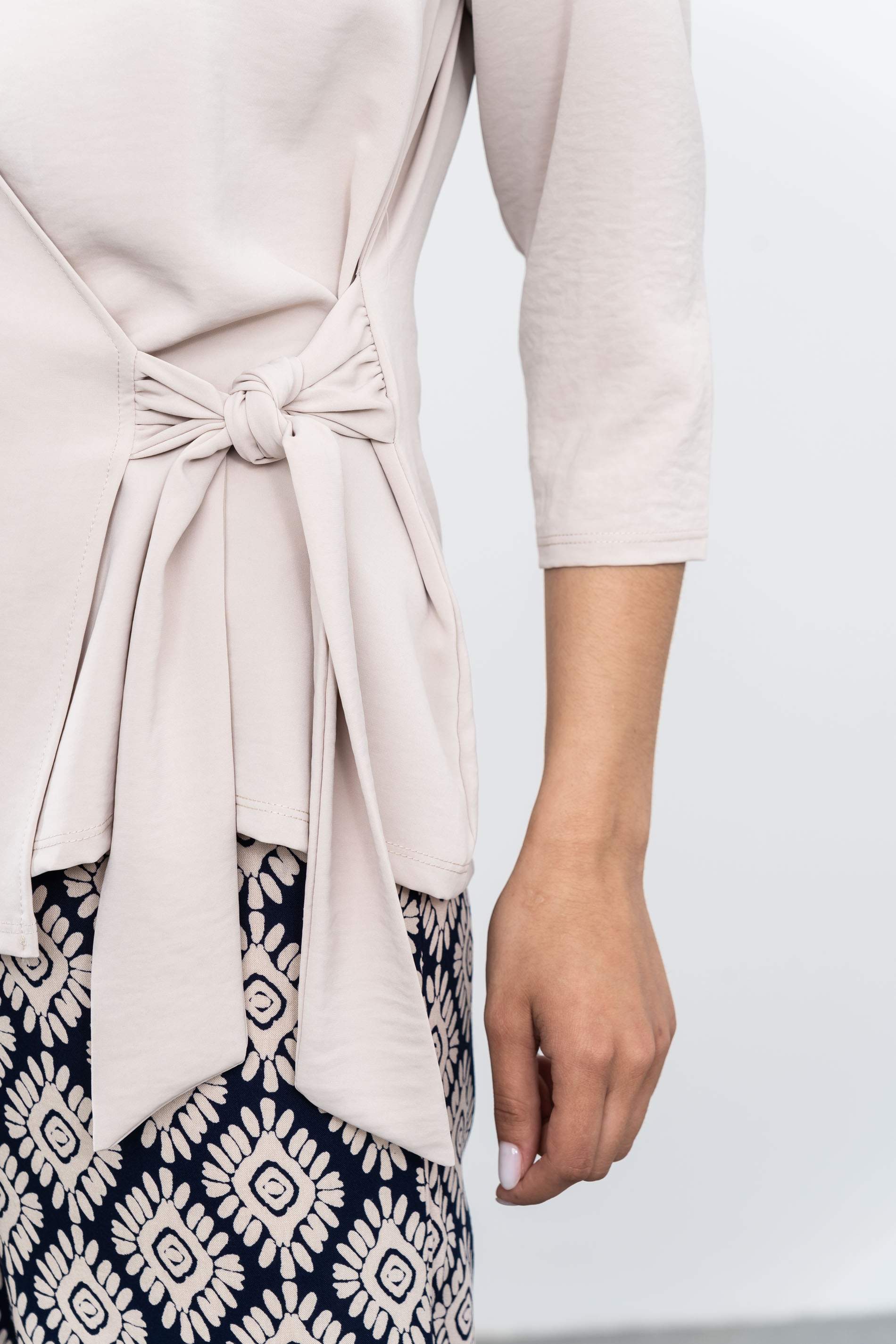 BLUSA EFECTO CRUZADO MANGA FRANCESA BEIGE