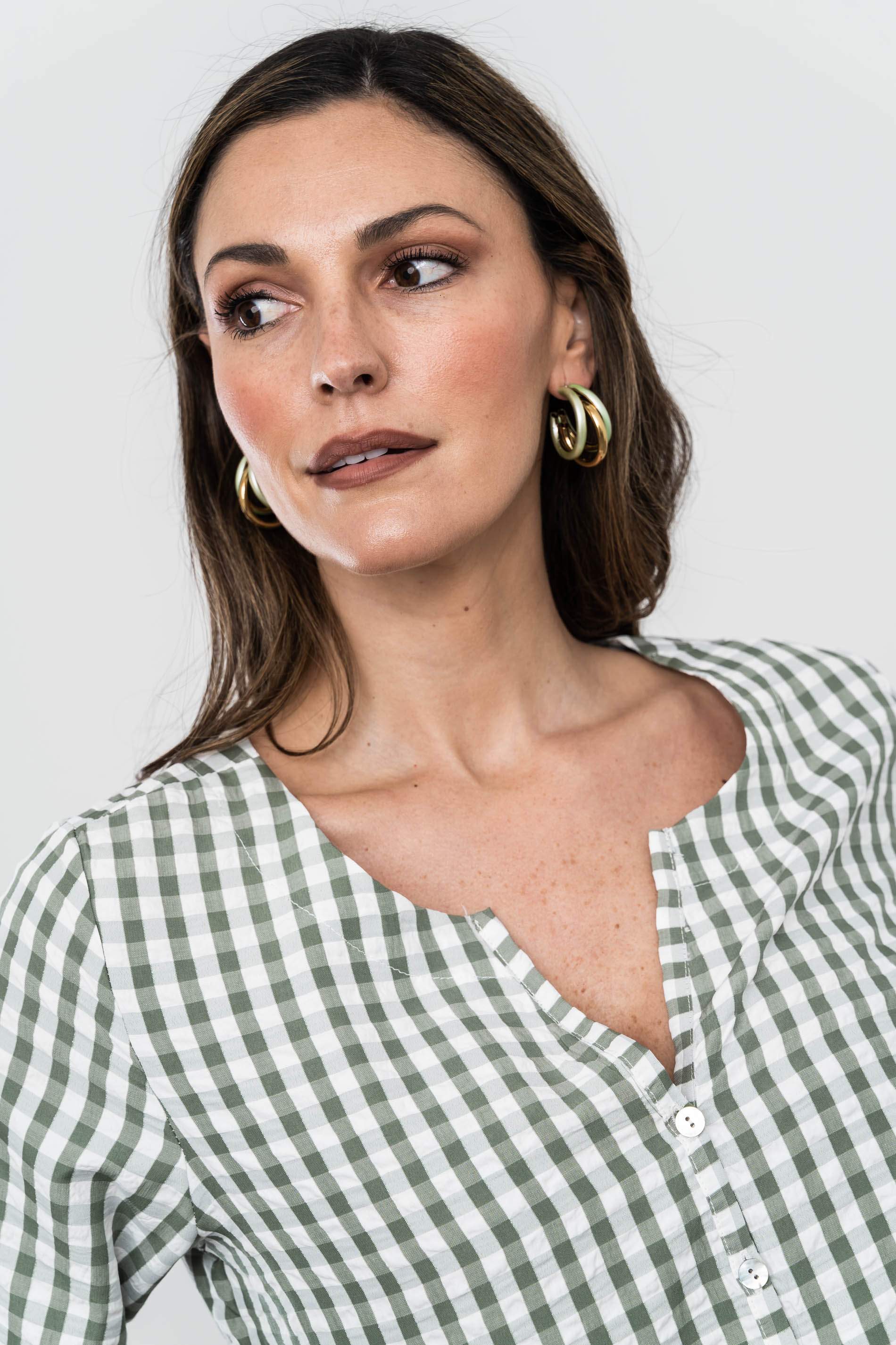 BLUSA CUELLO UVE CUADROS KAKI