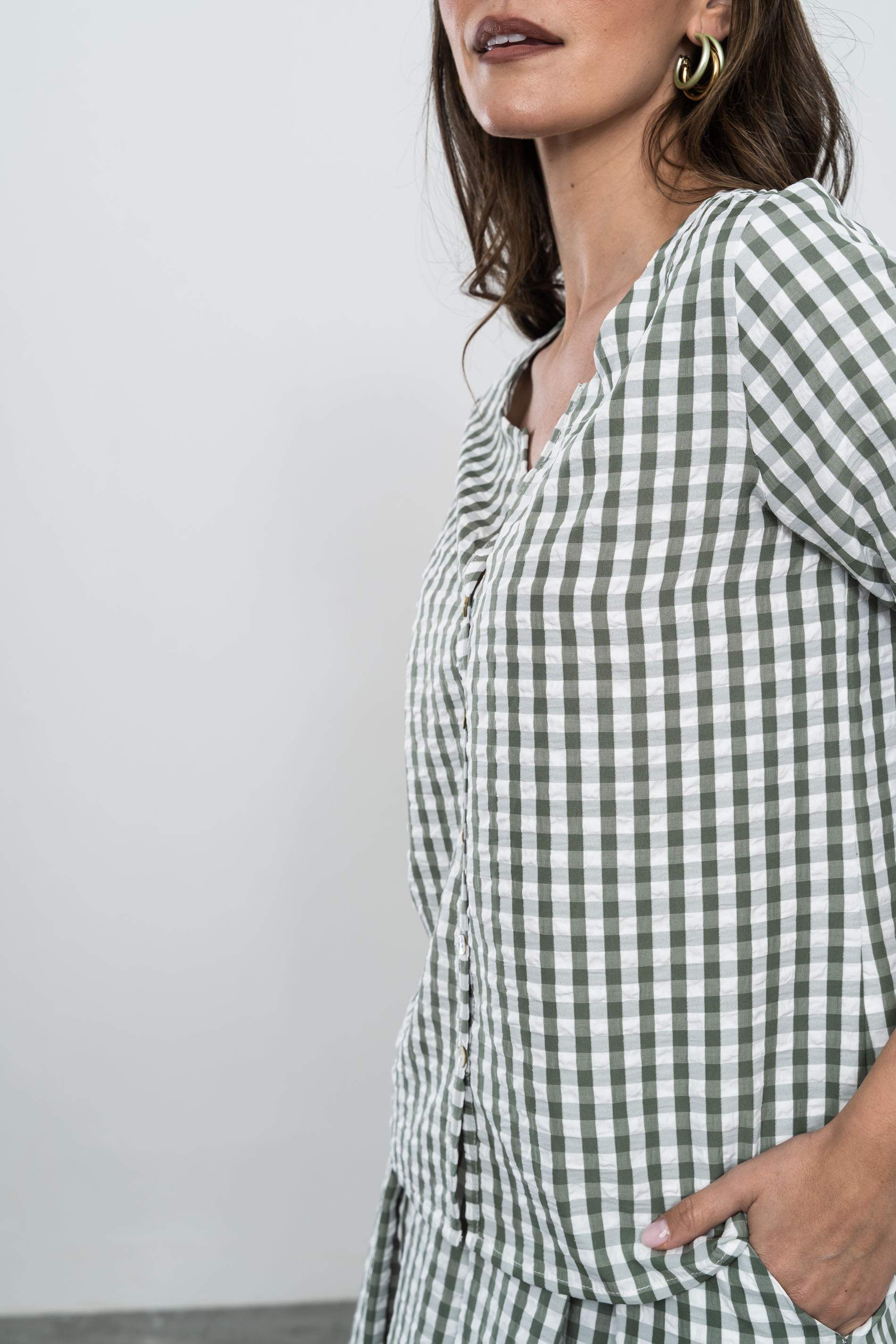 BLUSA CUELLO UVE CUADROS KAKI