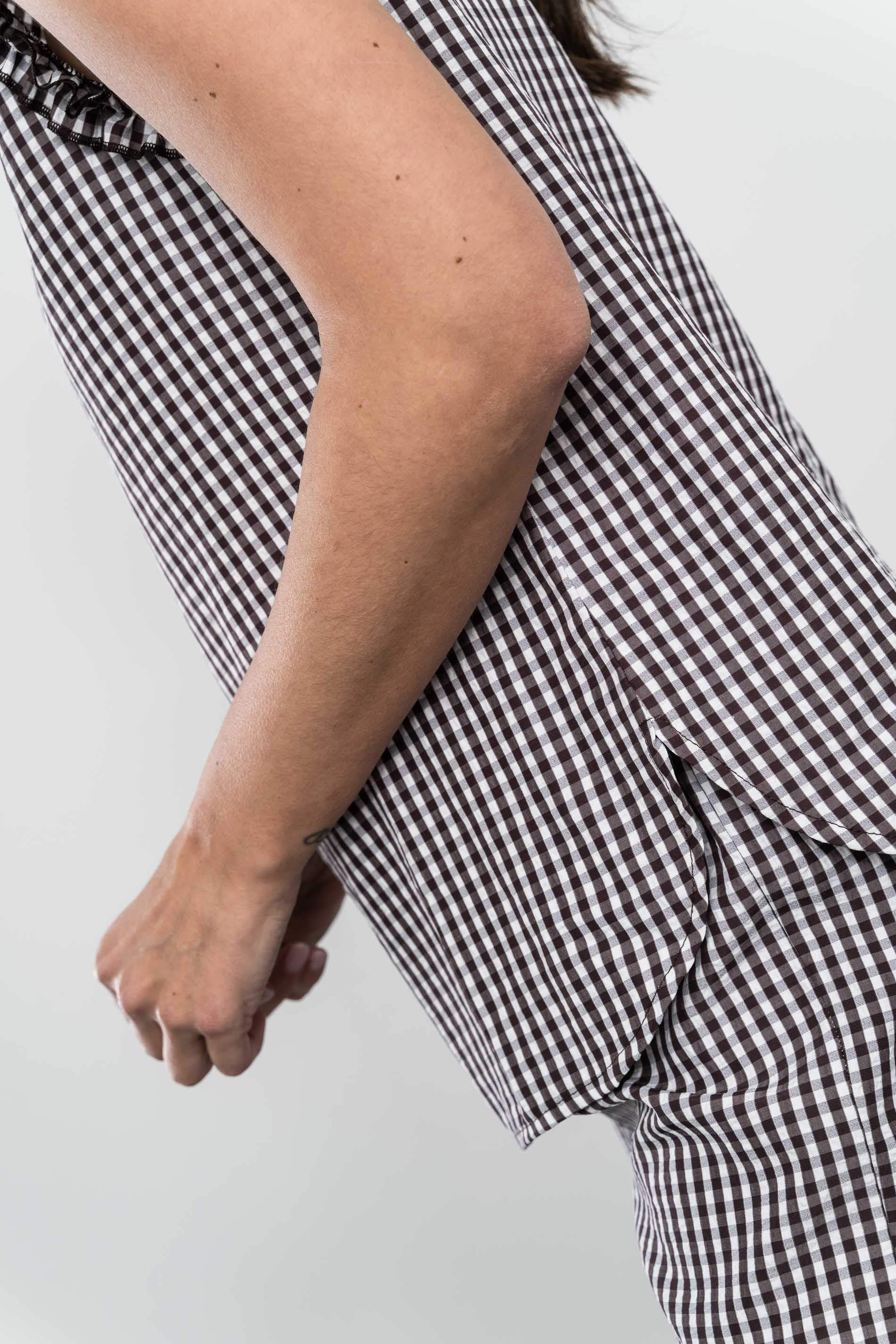 BLUSA CUADRITOS VOLANTE SISA CHOCOLATE