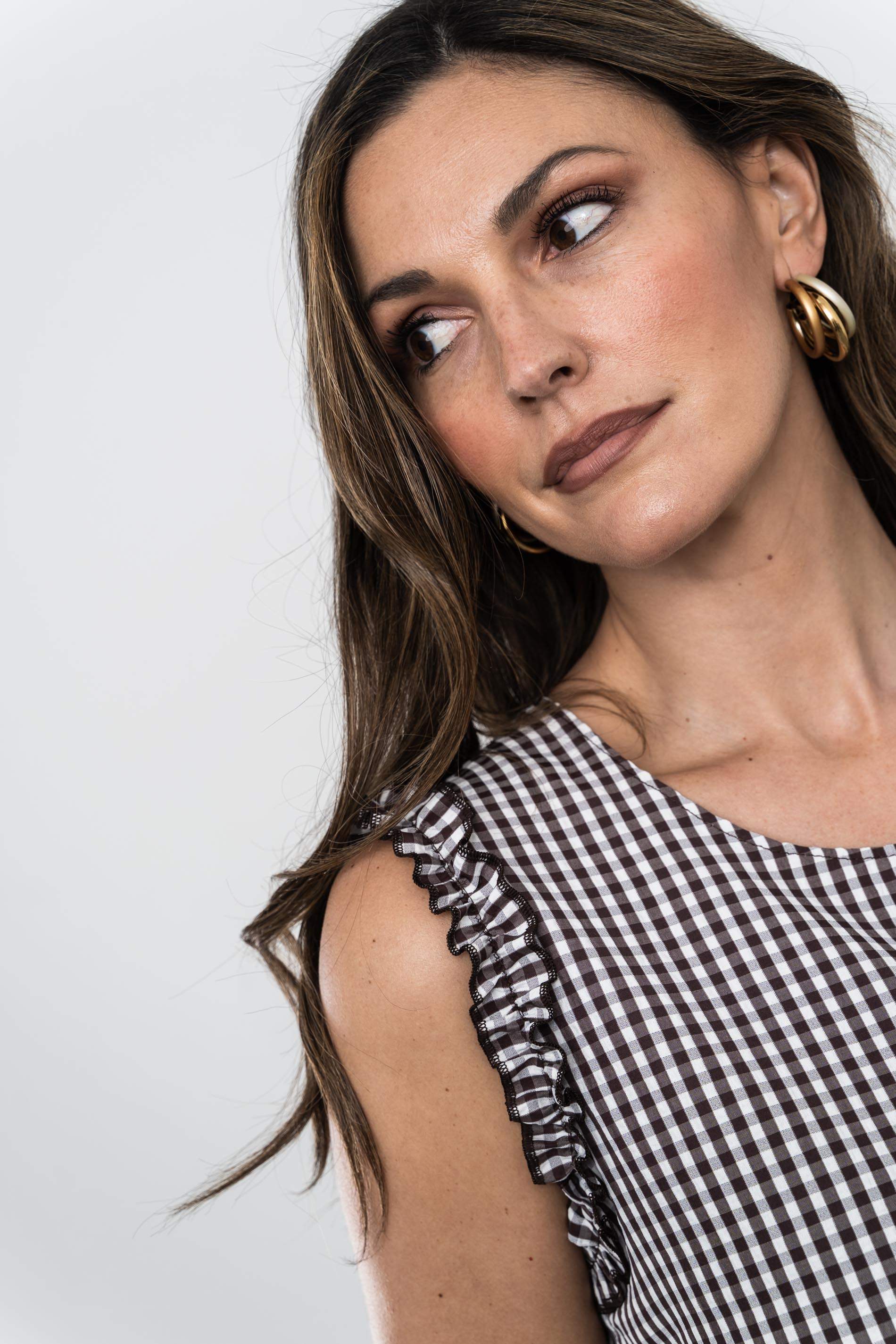 BLUSA CUADRITOS VOLANTE SISA CHOCOLATE